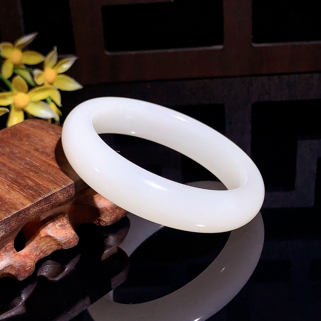 和田玉53.7圈羊脂白宽条手镯！枣红皮手镯，圈口53.4宽14.1重55.8克，玉质细腻油润 底色纯净 无裂无杂 脂粉好，品质高。