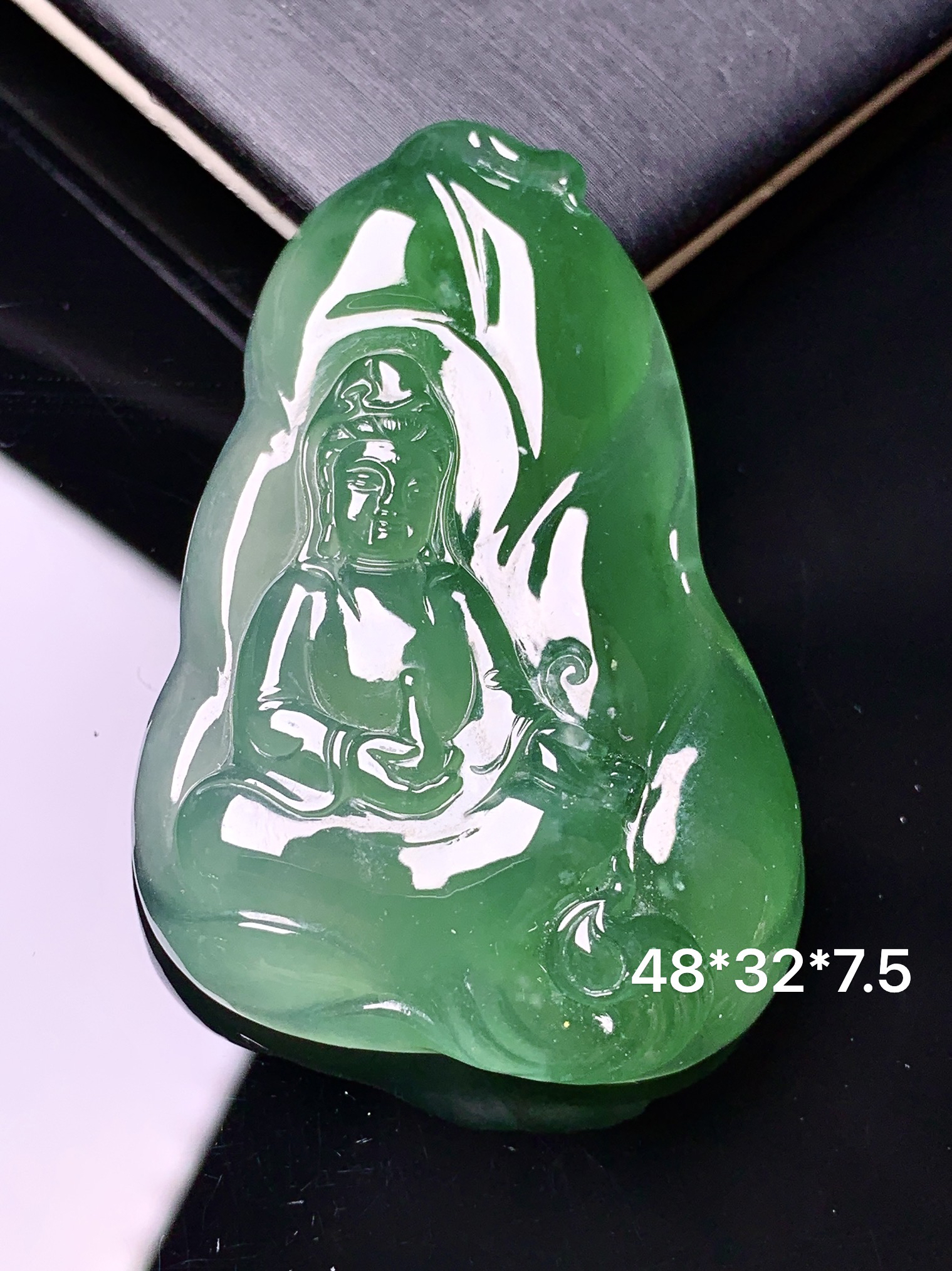 冰阳绿观音菩萨吊坠 玉质细腻 色泽艳丽清新 水润亮眼 整体尺寸48*32*7.5x7
