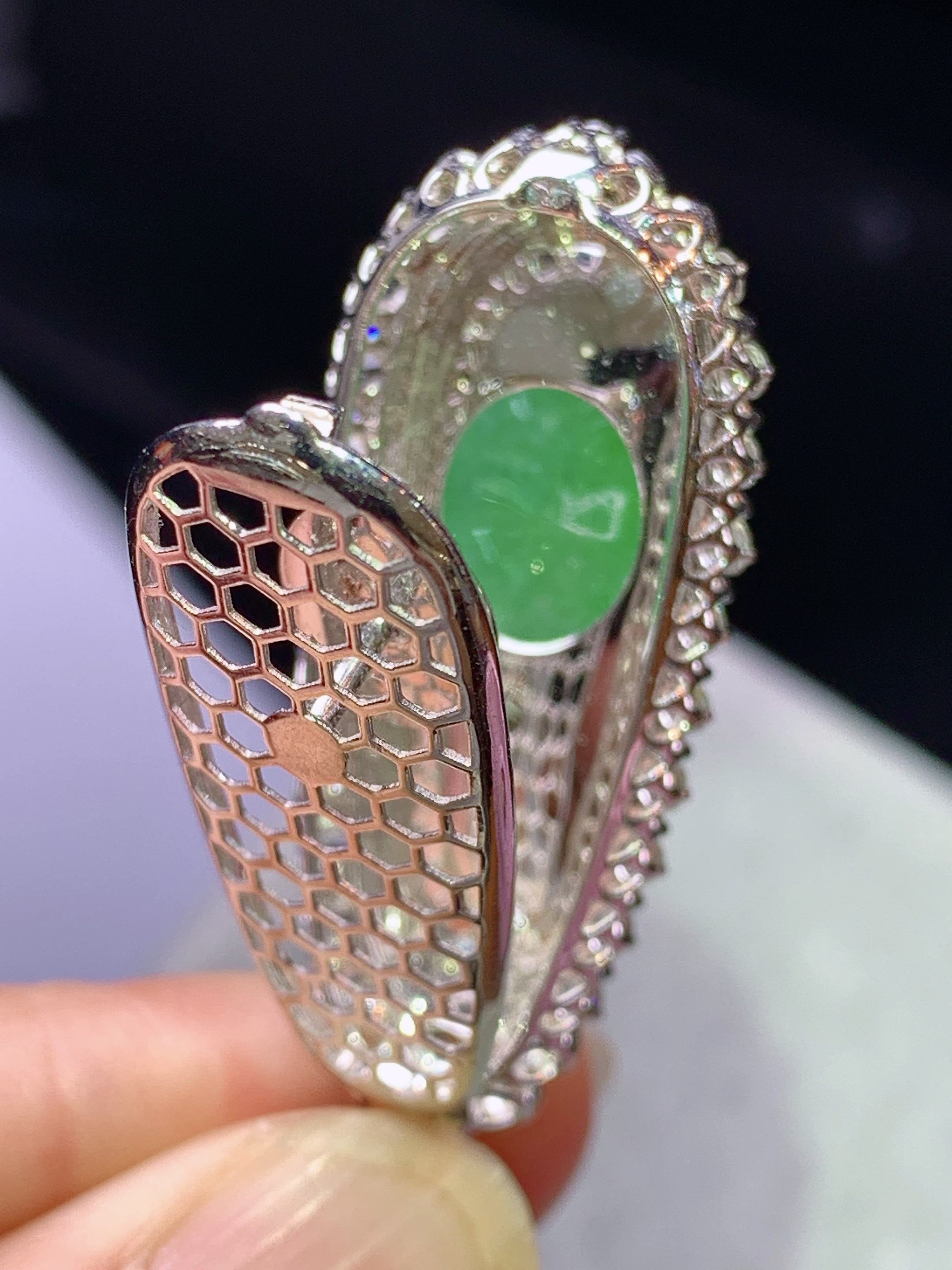 18k金钻镶嵌冰阳绿四季豆吊坠 玉质细腻 色泽艳丽清新 水润亮眼 整体尺寸45.8*16.5*13.2h2