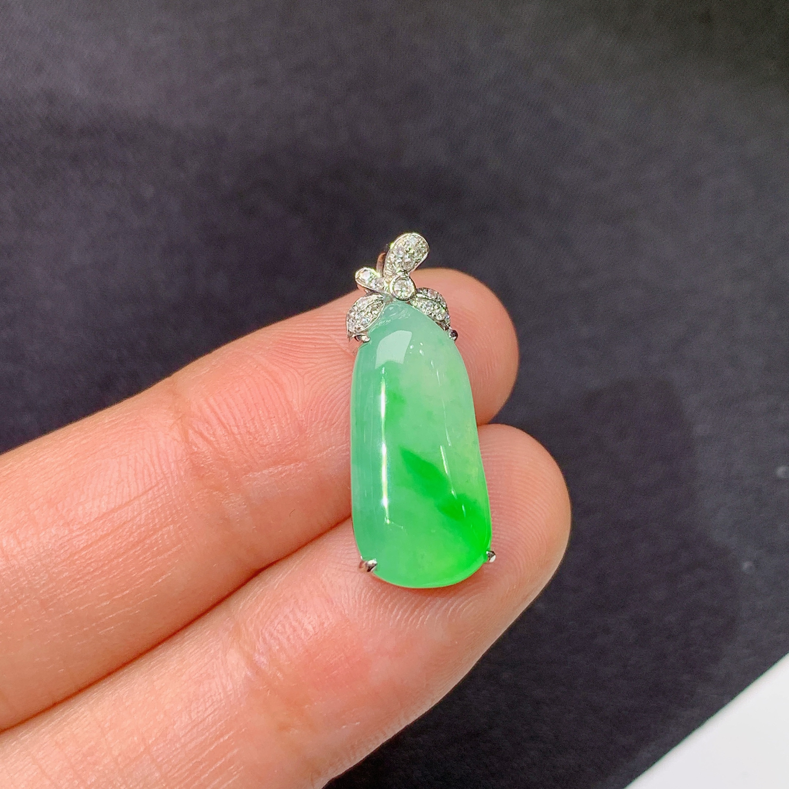 冰飘绿福瓜吊坠，18k金镶嵌，冰润色阳，玉质细腻，种水足，Zha 尺寸21.9*8.6*5