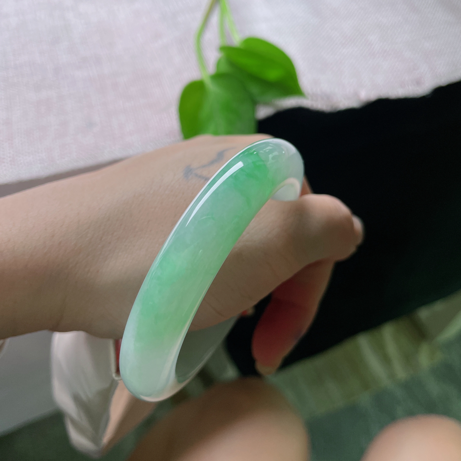 55.6/12/9.4飘绿正圈，甜绿，水润细腻，种水好，婉间生绿意，渐变如诗，ss51228a..