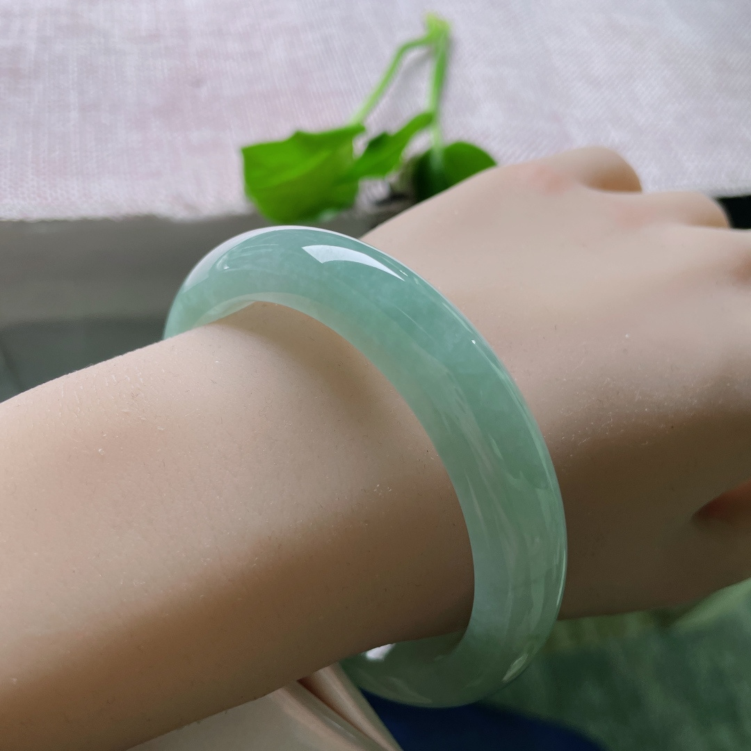 56.9/11.8/2，芙蓉绿正圈，色泽均匀分布，百搭，水头好，种老，一点皮纹不显，ss49182a