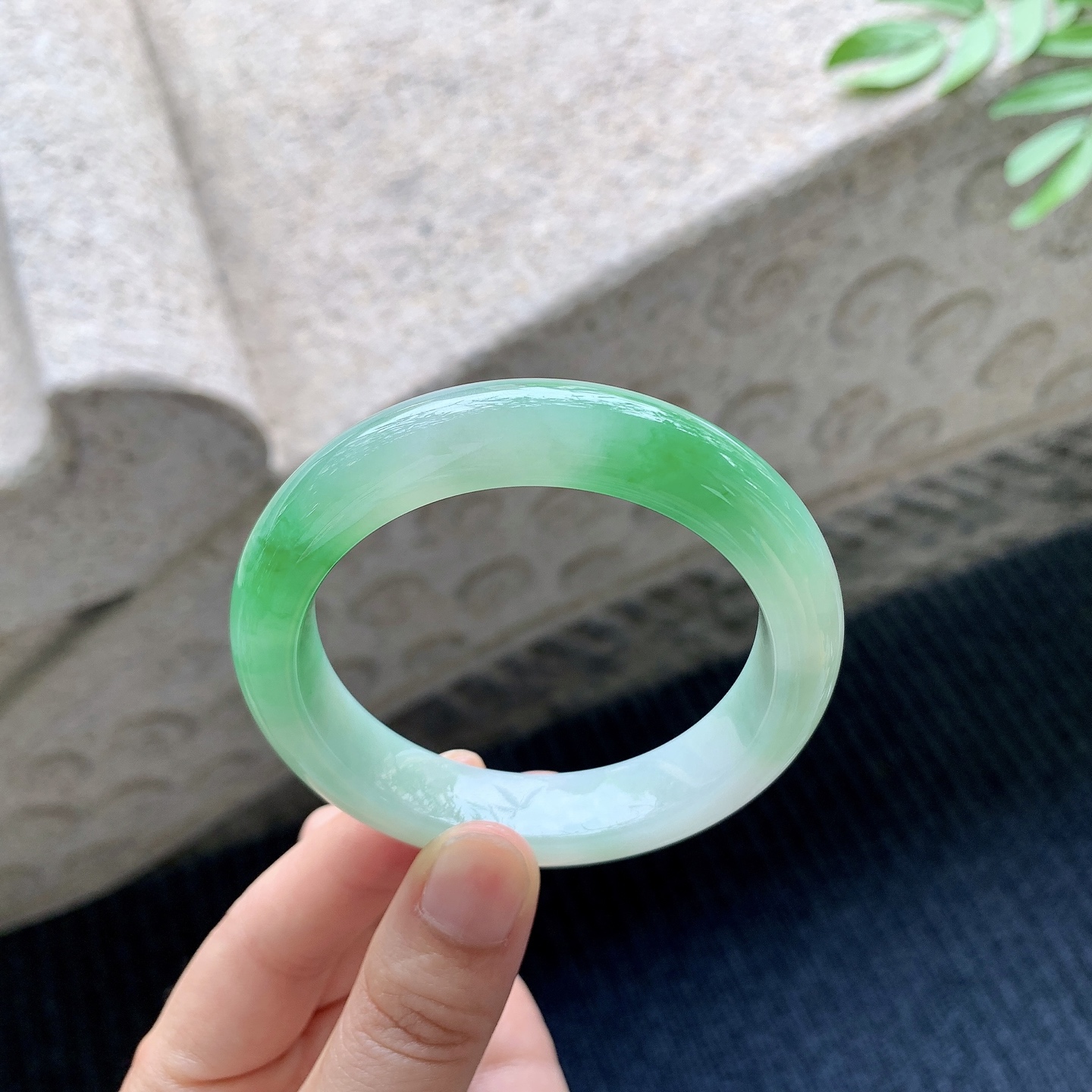 正圈52 53 圈口53.8/12/9.1 编码A1051069 细糯飘阳绿，水润，种老，细腻，打灯有絮线