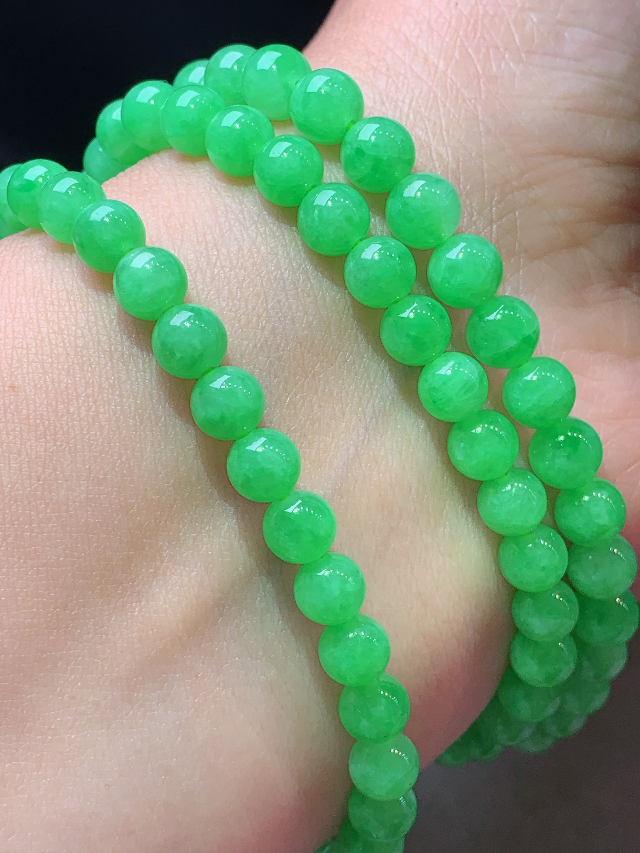 冰阳绿圆珠项链 玉质细腻 色泽艳丽清新 水润亮眼 整体尺寸5.8h3