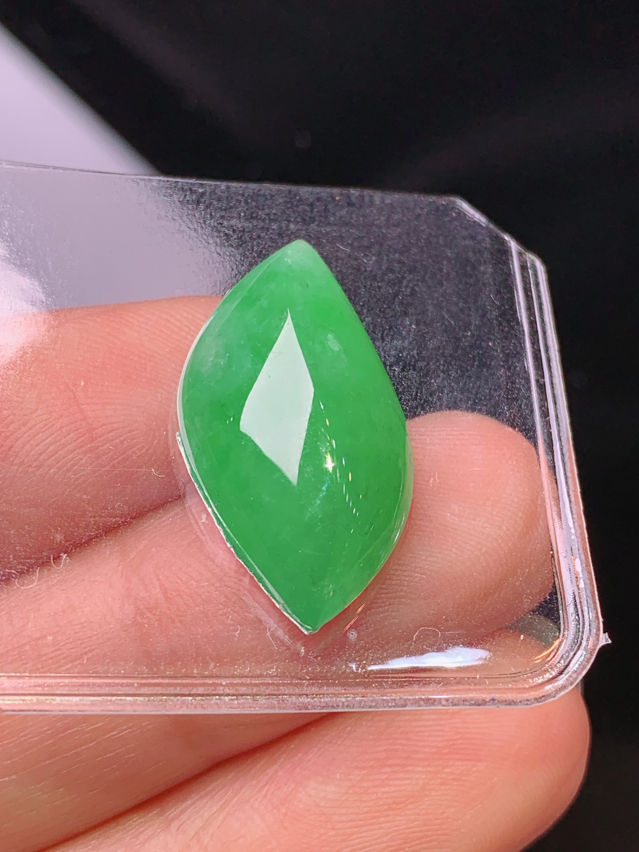 镶嵌款 满绿随形吊坠 玉质细腻 色泽艳丽清新 水润亮眼 整体尺寸24*12.2*6.5L2