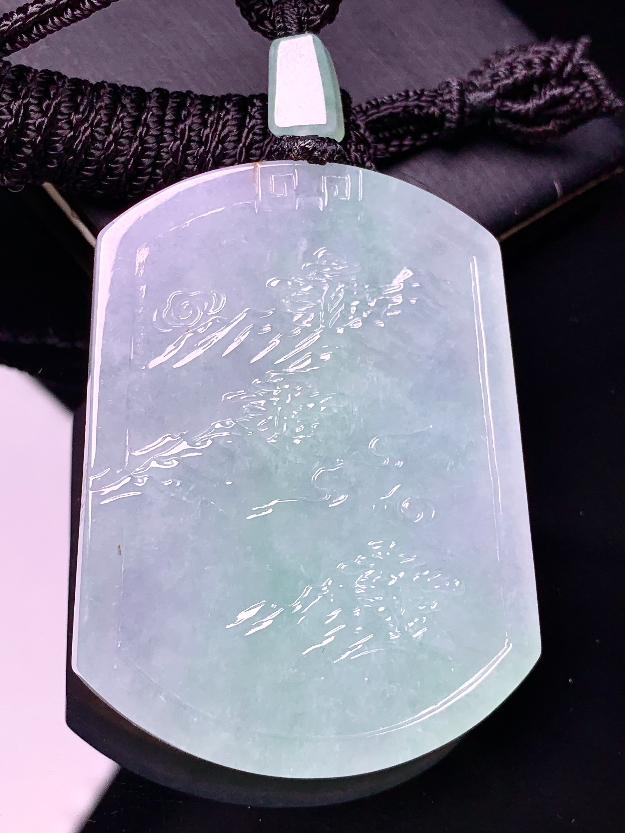 飘绿山水牌子吊坠 玉质细腻 色泽艳丽清新 水润亮眼 整体尺寸54.8*40.8*5.8L1