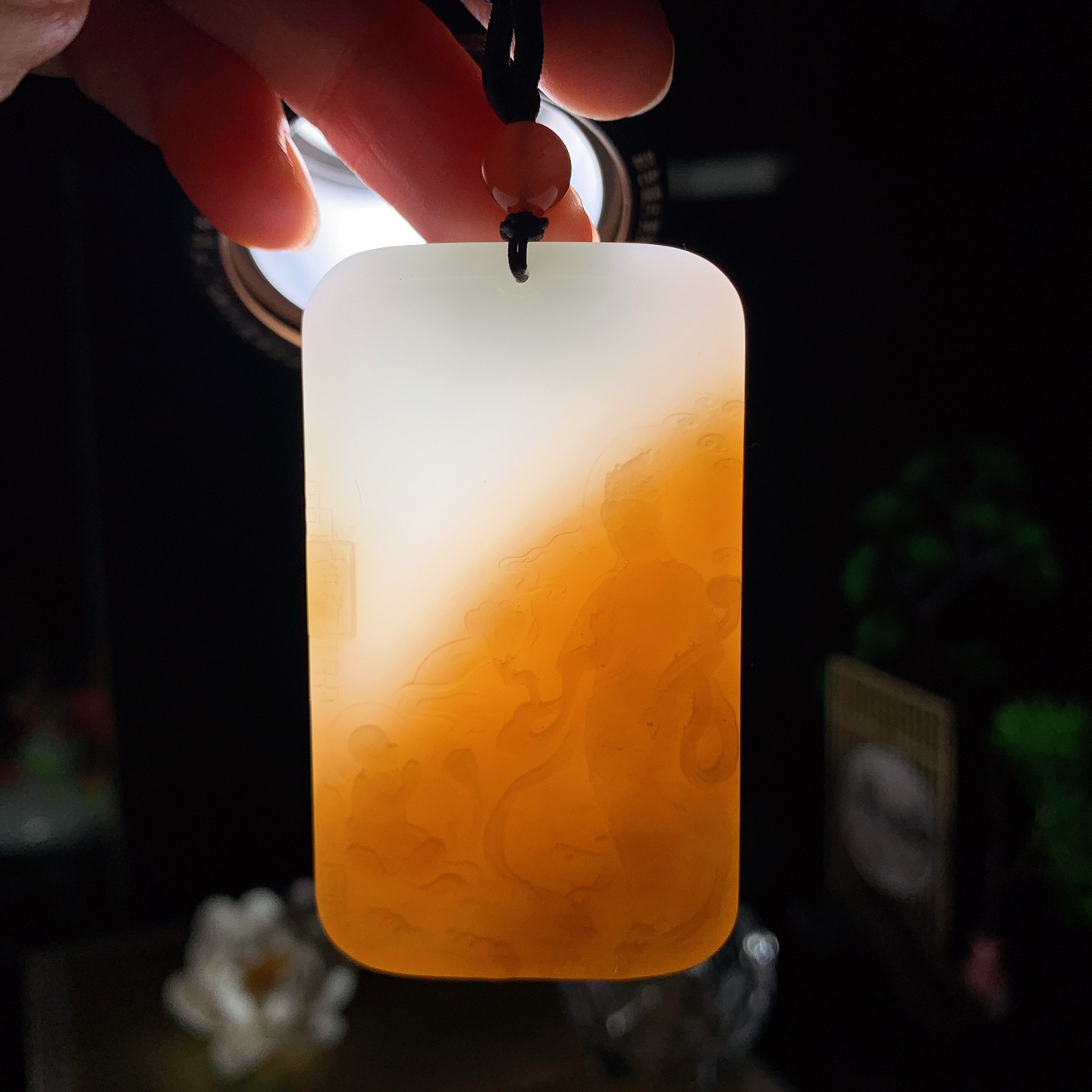 新疆和田玉且末糖送子观音挂件 尺寸61/36/8重53.5克！玉质细腻油润 底色纯净 脂粉好，品质好。lt260422