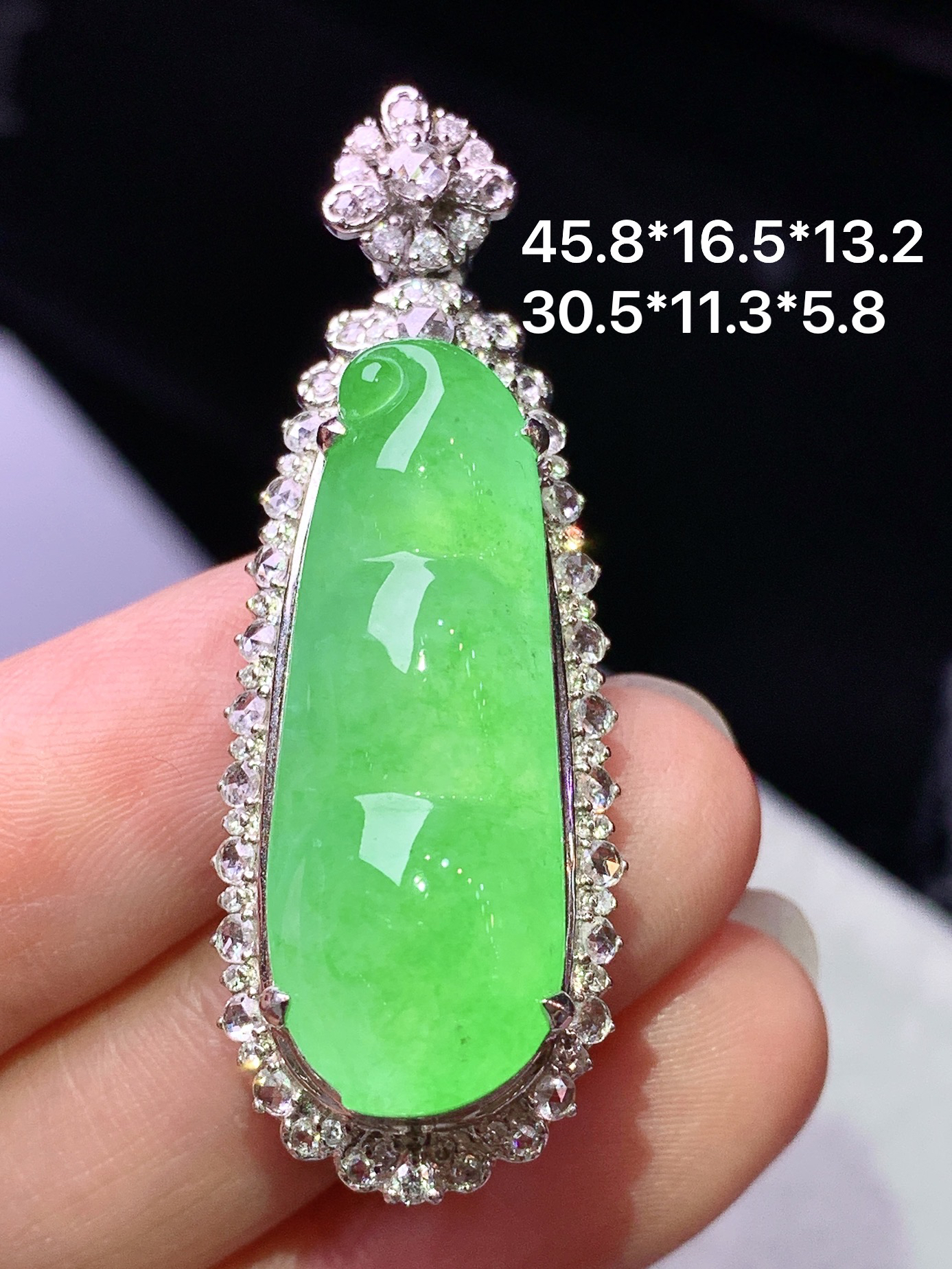 18k金钻镶嵌冰阳绿四季豆吊坠 玉质细腻 色泽艳丽清新 水润亮眼 整体尺寸45.8*16.5*13.2h2