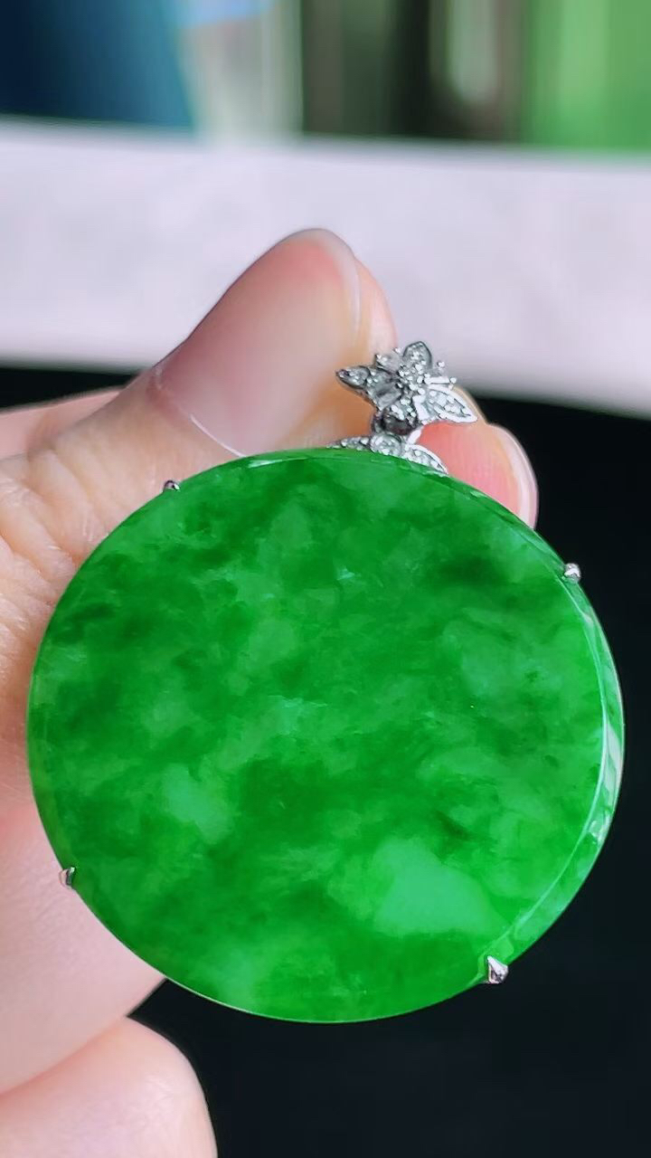 【翡翠名称】18K金镶钻冰辣阳绿圆牌吊坠
【翡翠尺寸】含金37.3/29.8/5.6mm
【翡翠描述