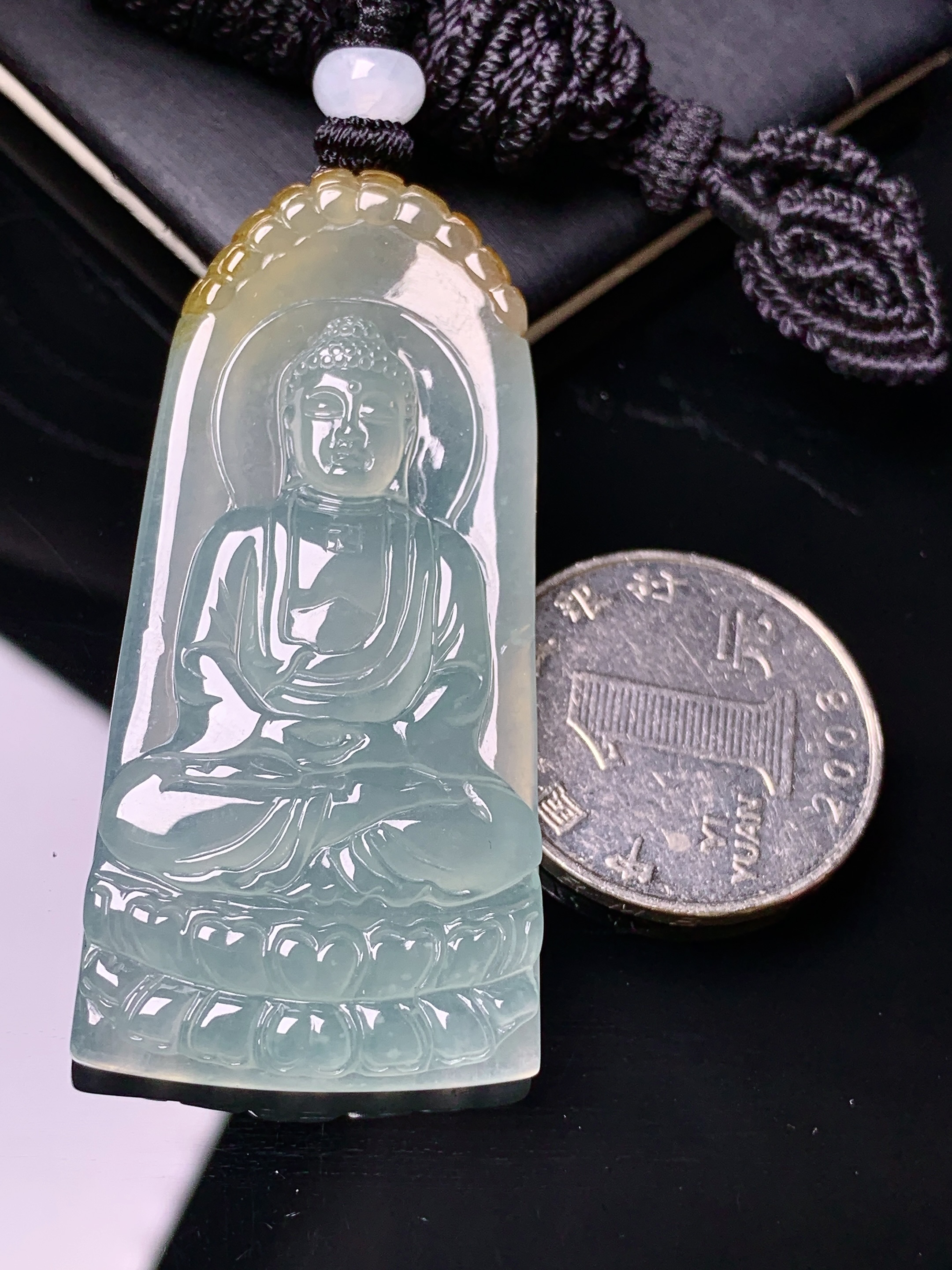 飘黄翡大日如来佛祖吊坠 玉质细腻 色泽艳丽清新 水润亮眼 整体尺寸63.6*24.8*5.8L1