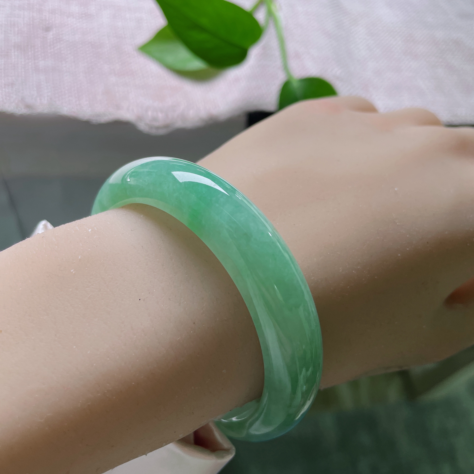 53/12.7/7.9，绿底正圈，像初夏清晨，沾着露珠的天鹅绒叶片，那种厚重又柔软的颜色。洒金，皮纹，ss51654a..