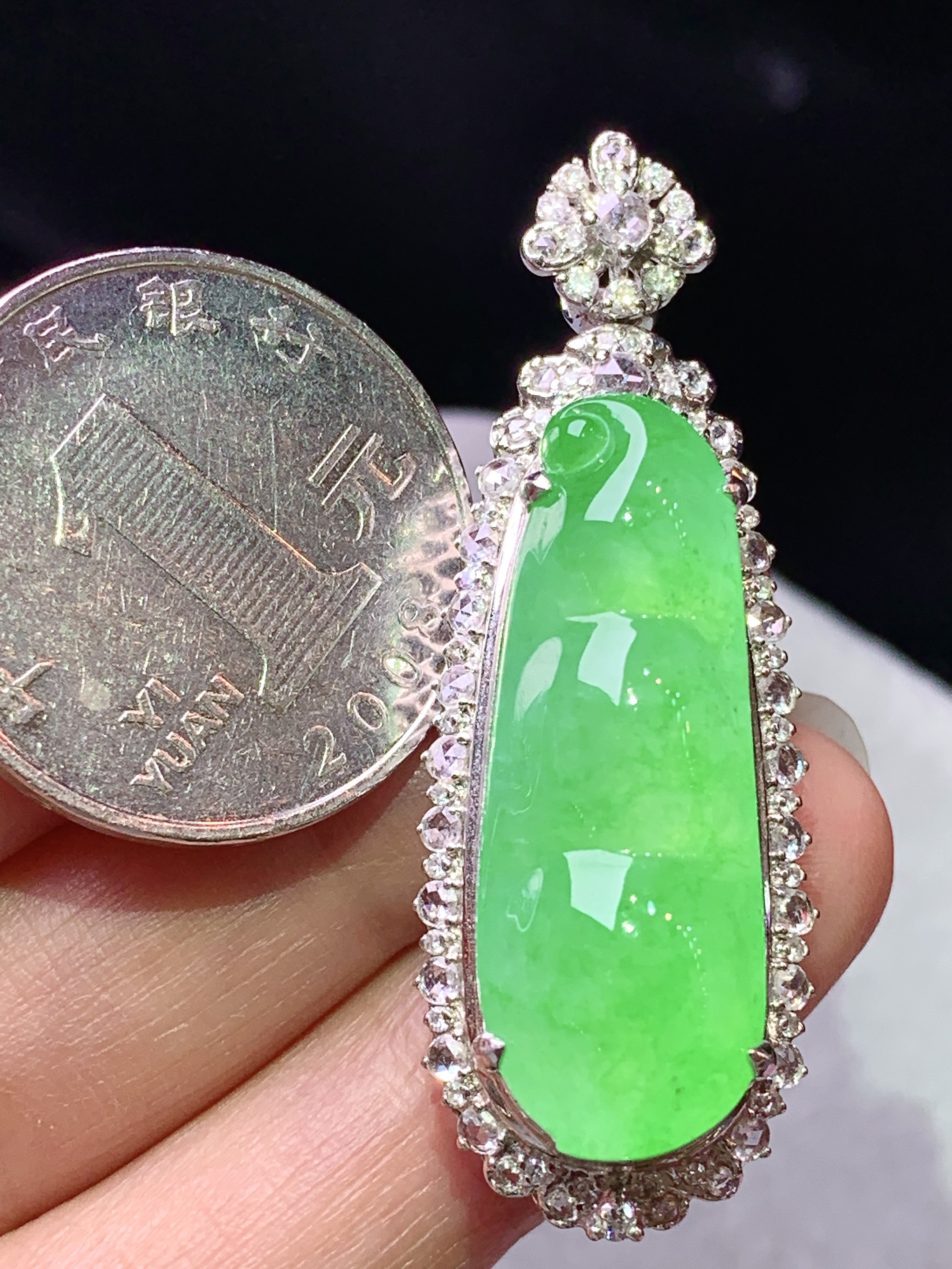 18k金钻镶嵌冰阳绿四季豆吊坠 玉质细腻 色泽艳丽清新 水润亮眼 整体尺寸45.8*16.5*13.2h2