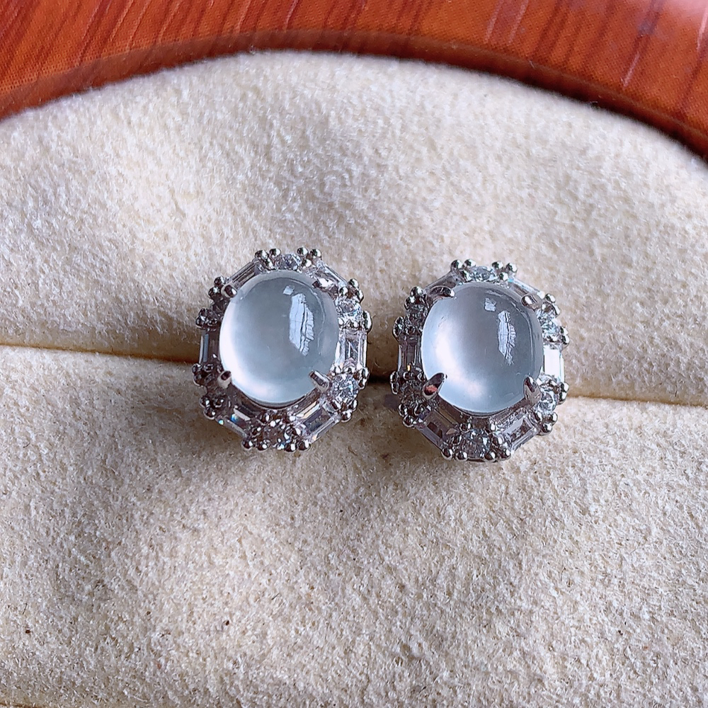 冰种翡翠925银镶嵌蛋面耳坠，自然光实拍，翠色灵动，颜色漂亮，种老水足，品相佳，佩戴佳品！W502.