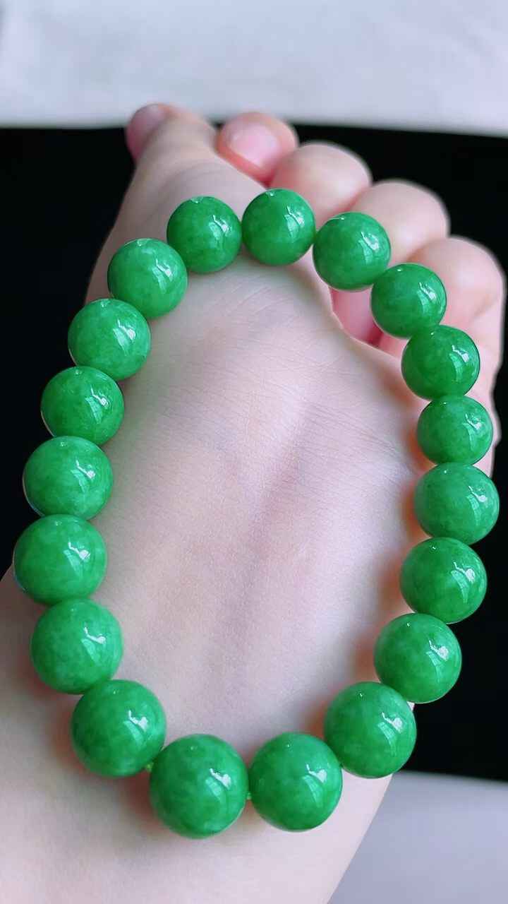 【翡翠名称】老坑种辣阳绿圆珠手串
【翡翠尺寸】珠子平均10.6mm/颗
【翡翠描述】宝贝种老水足，玉质细腻，色泽靓丽，性价比高，佩戴效果好！
【其它赠送】权威证书/精美挂绳盒子/支持全国复检