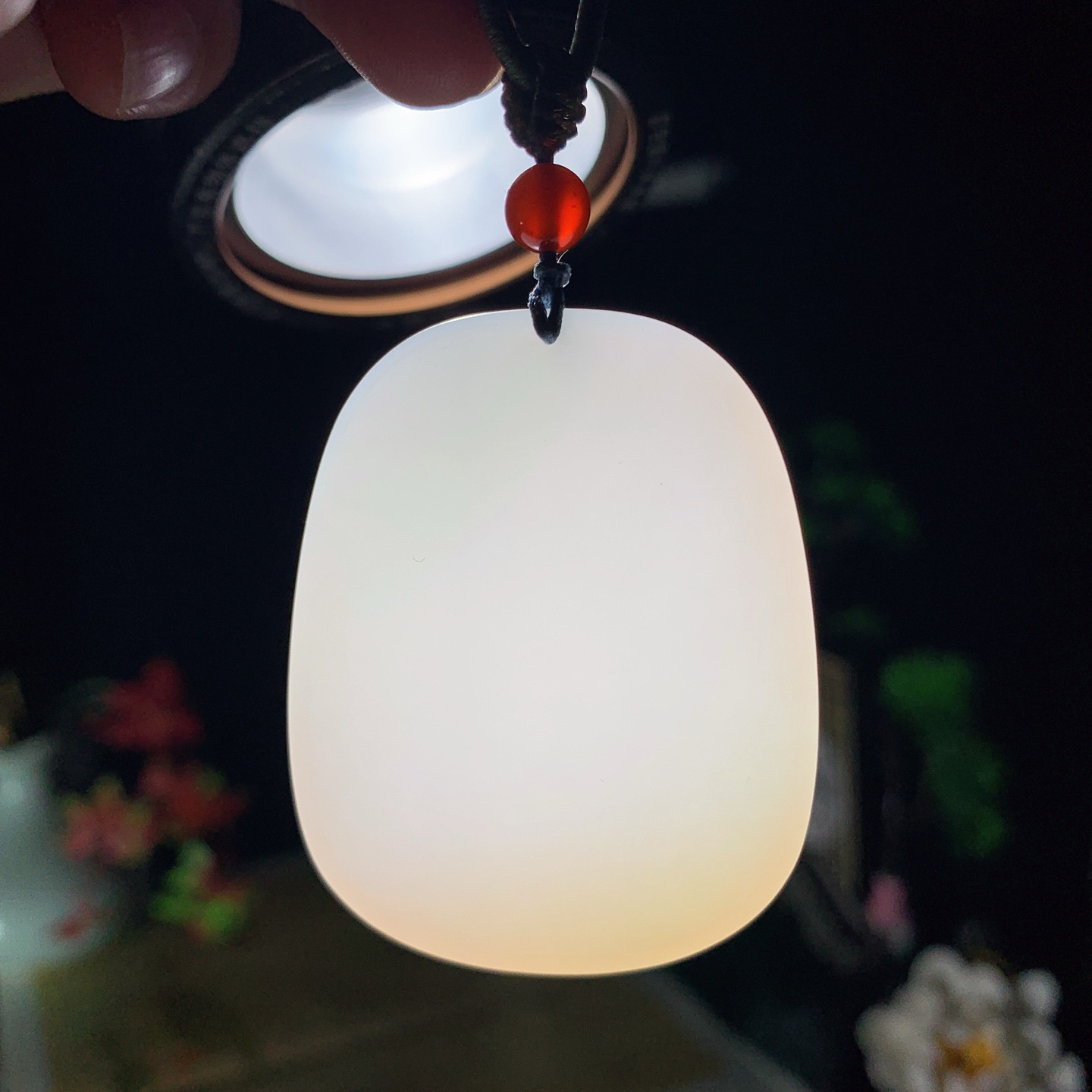 新疆且末糖和田玉白玉平安无事牌挂件。尺寸51/40/6重36克 玉质细腻油润 底色纯净 脂粉好，品质好。lt260422