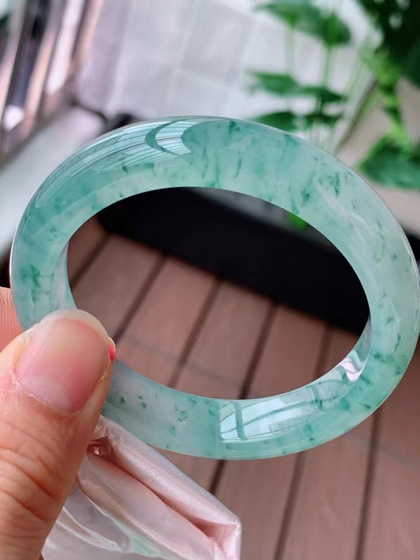 【翡翠名称】老种冰飘花52正圈口手镯
【翡翠尺寸】52/11.6/8mm适合51-53正圈口佩戴
【翡翠描述】宝贝种老水足，玉质细腻，色泽靓丽，性价比高，佩戴效果好！
【其它赠送】权威证书/精美挂绳盒子/支持全国复检