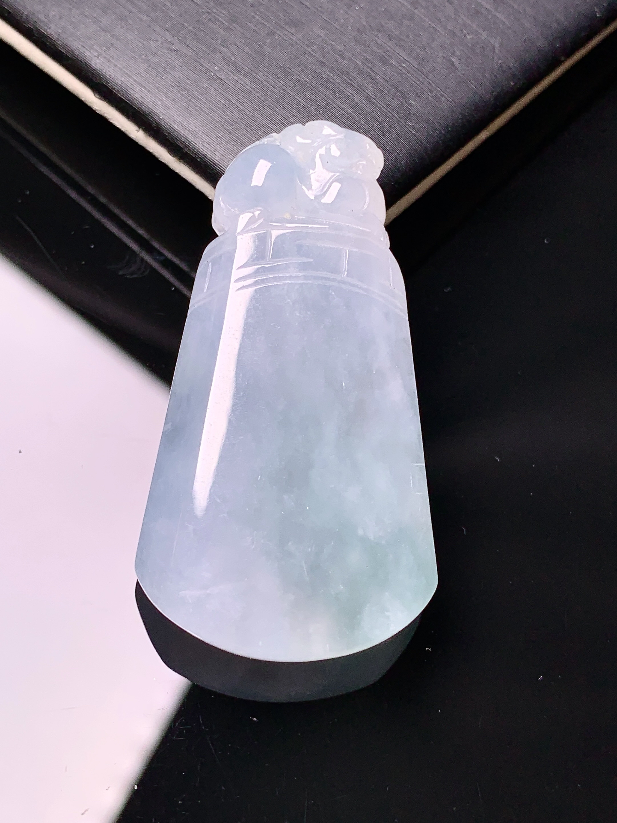冰种貔貅素牌吊坠 玉质细腻 色泽艳丽清新 水润亮眼 整体尺寸41.7*22.8*6.3h3