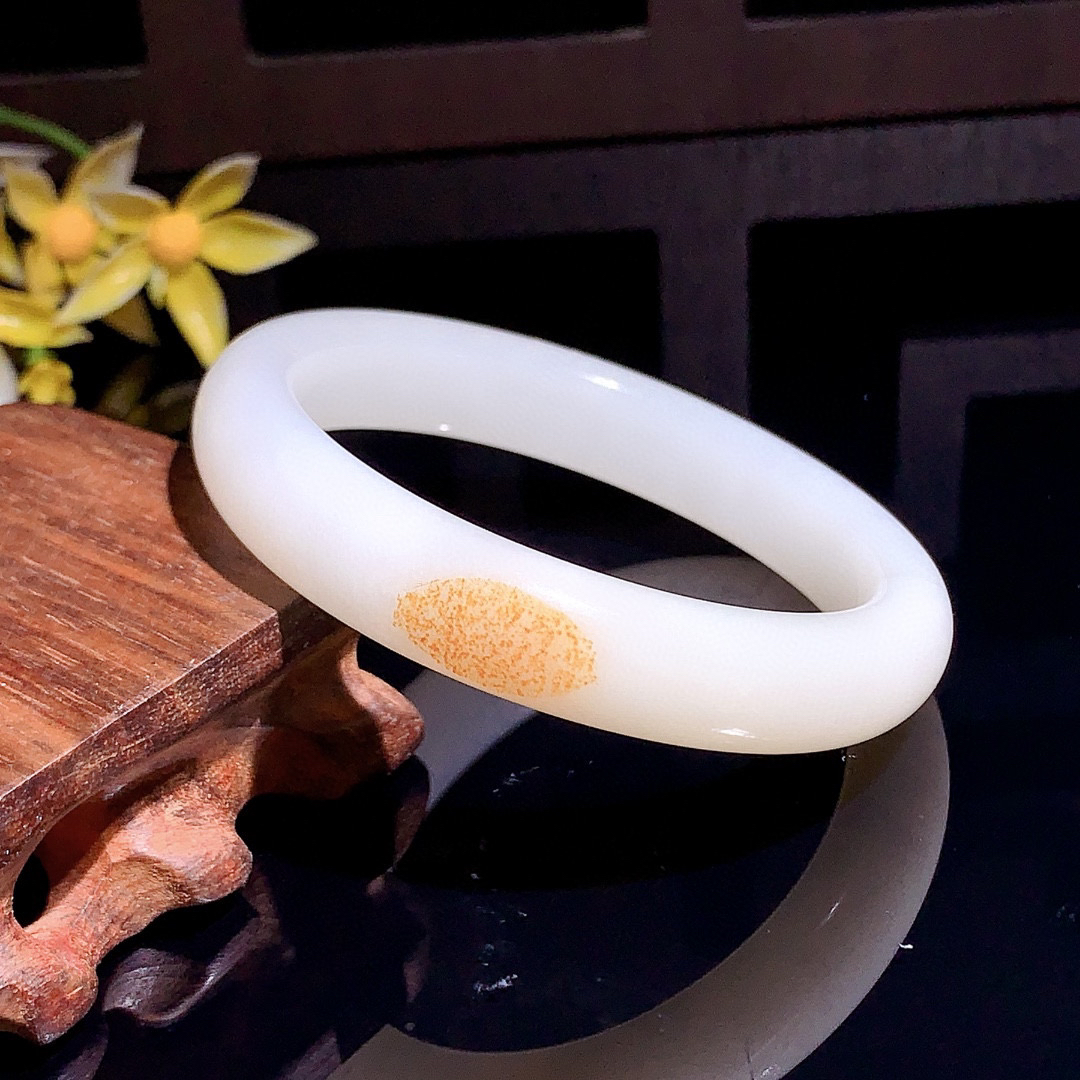 和田玉54.5圈羊脂白手镯！撒金皮手镯，玉质细腻油润 底色纯净 无裂无杂 脂粉好，品质高。