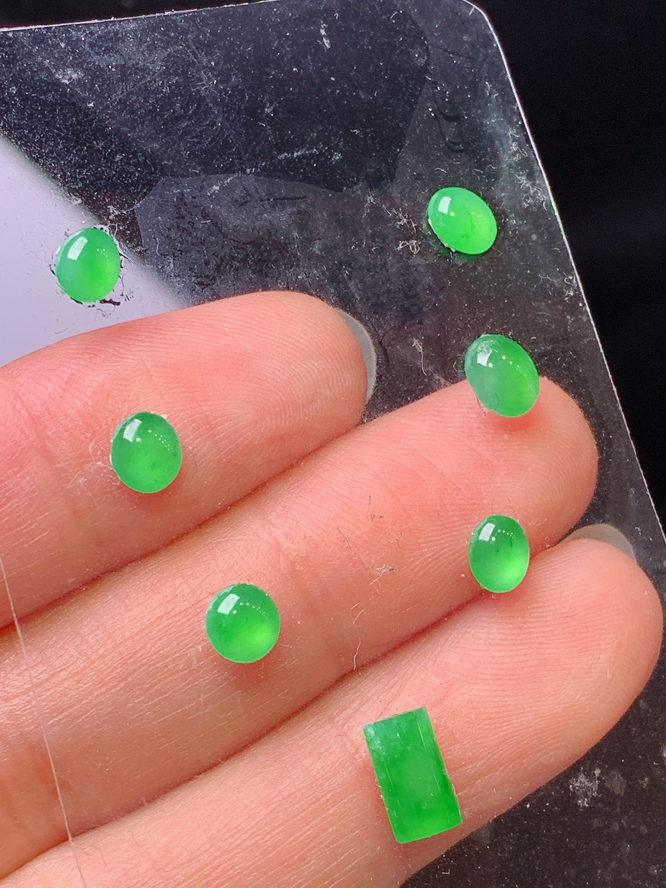 镶嵌款 冰阳绿蛋面一手 玉质细腻 色泽艳丽清新 水润亮眼 整体尺寸5.6*4.6*2.3L2