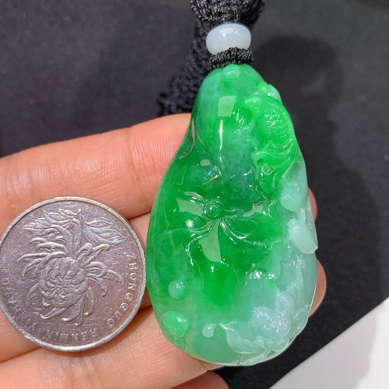 飘绿荷叶鱼，冰润色阳，玉质细腻，种水足，Luc 尺寸46.8*26.8*12.2