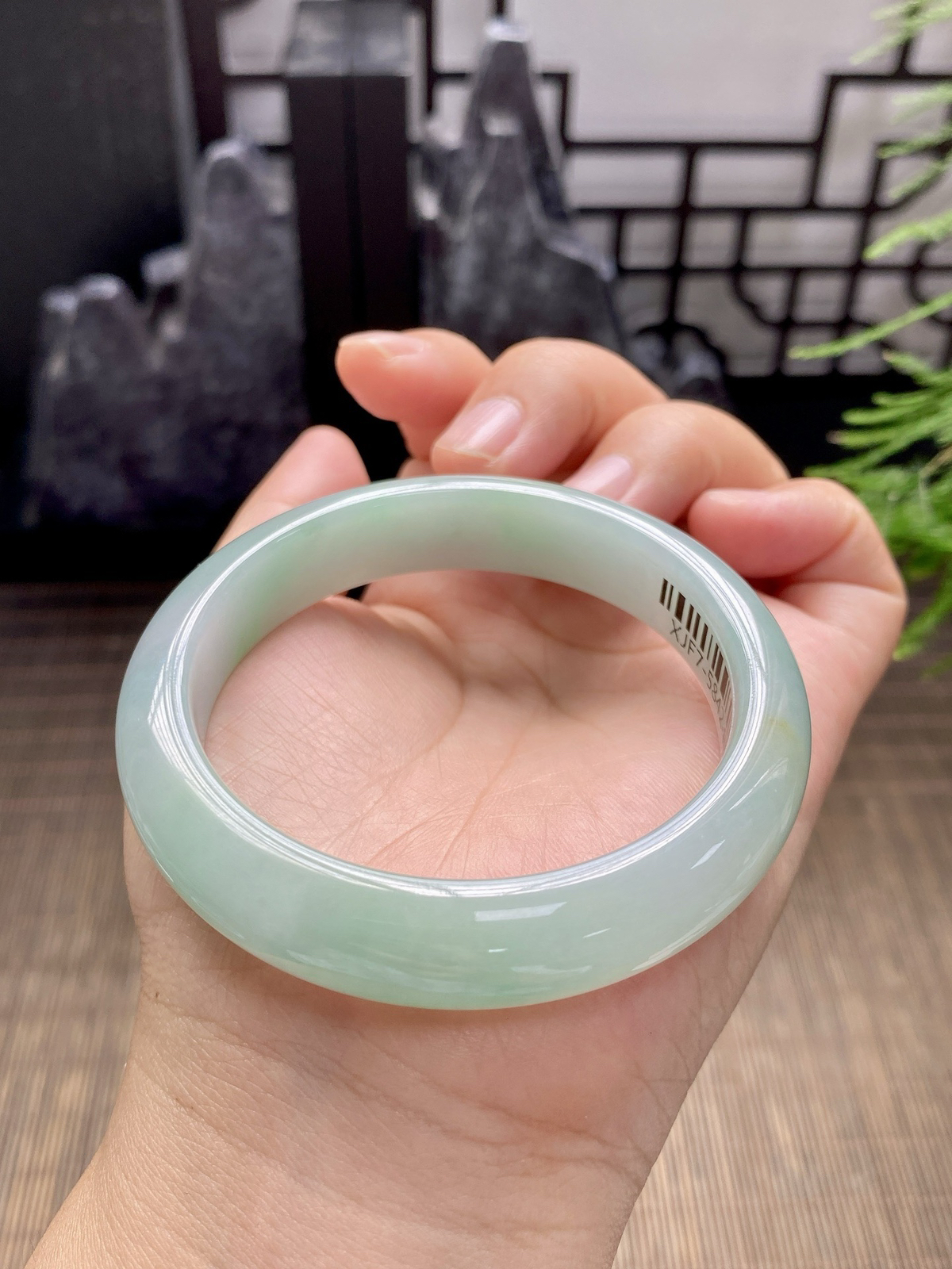 【睛水底淡绿色手镯】
【尺寸】54.7-8-12