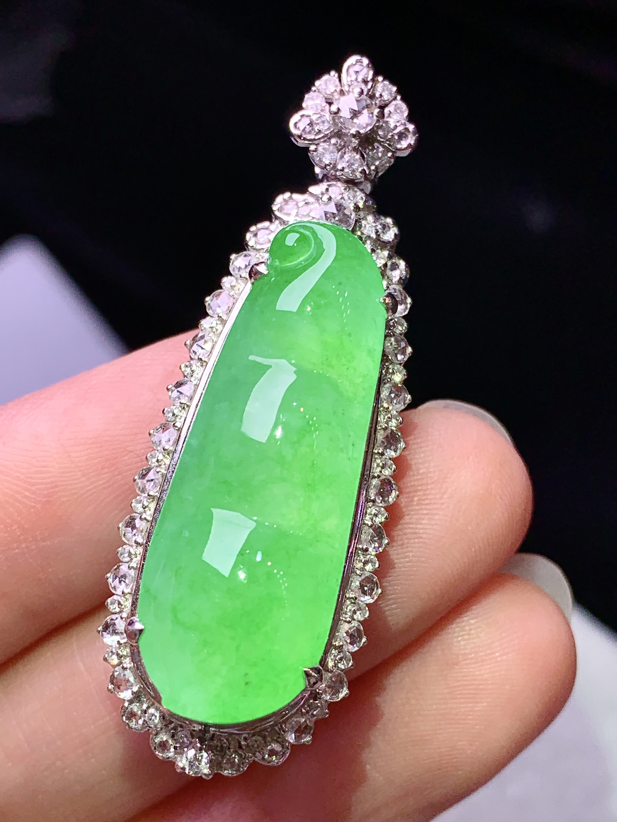 18k金钻镶嵌冰阳绿四季豆吊坠 玉质细腻 色泽艳丽清新 水润亮眼 整体尺寸45.8*16.5*13.2h2