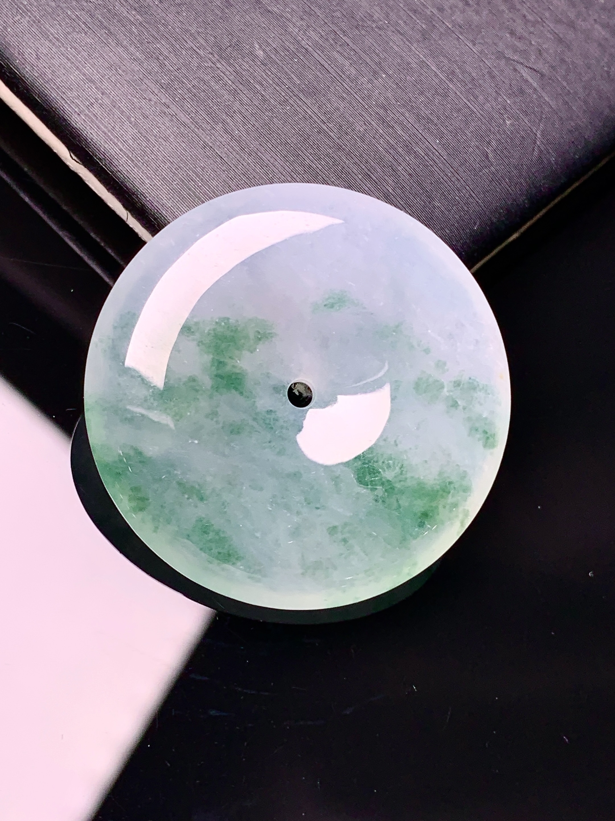 冰飘花平安扣吊坠 玉质细腻 色泽艳丽清新 水润亮眼 整体尺寸29.2*5.2x1