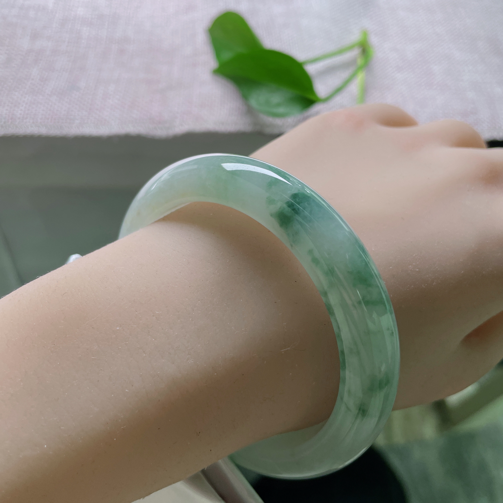 57.4/12.1/8.7飘花正圈，天然晕染，如诗如画。每一朵飘花，都是时光写给玉石的诗。ss51763a..