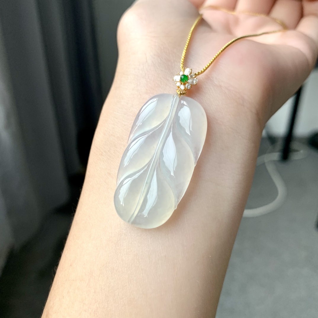 冰种叶子，冰胶饱满，底子干净，尺寸37.8/20.6/4.7，D8048BFA量