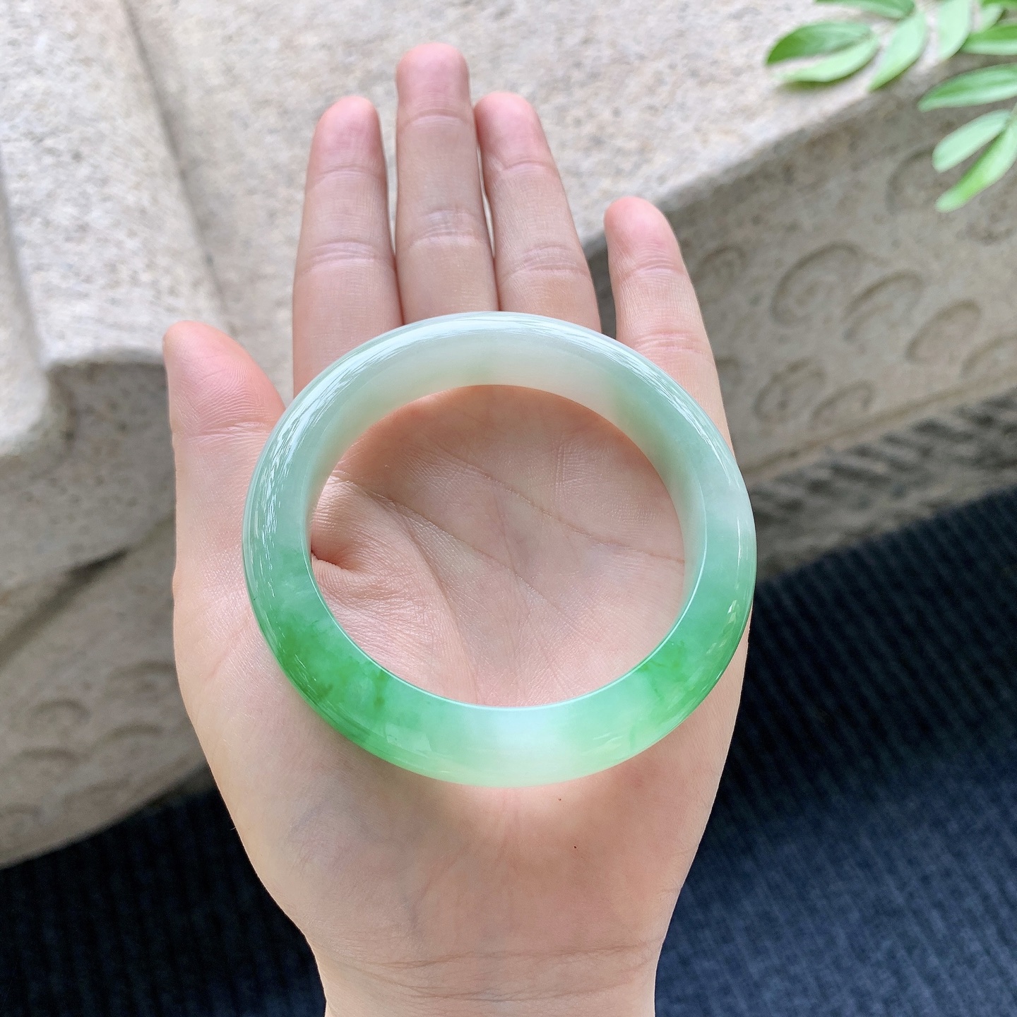 正圈52 53 圈口53.8/12/9.1 编码A1051069 细糯飘阳绿，水润，种老，细腻，打灯