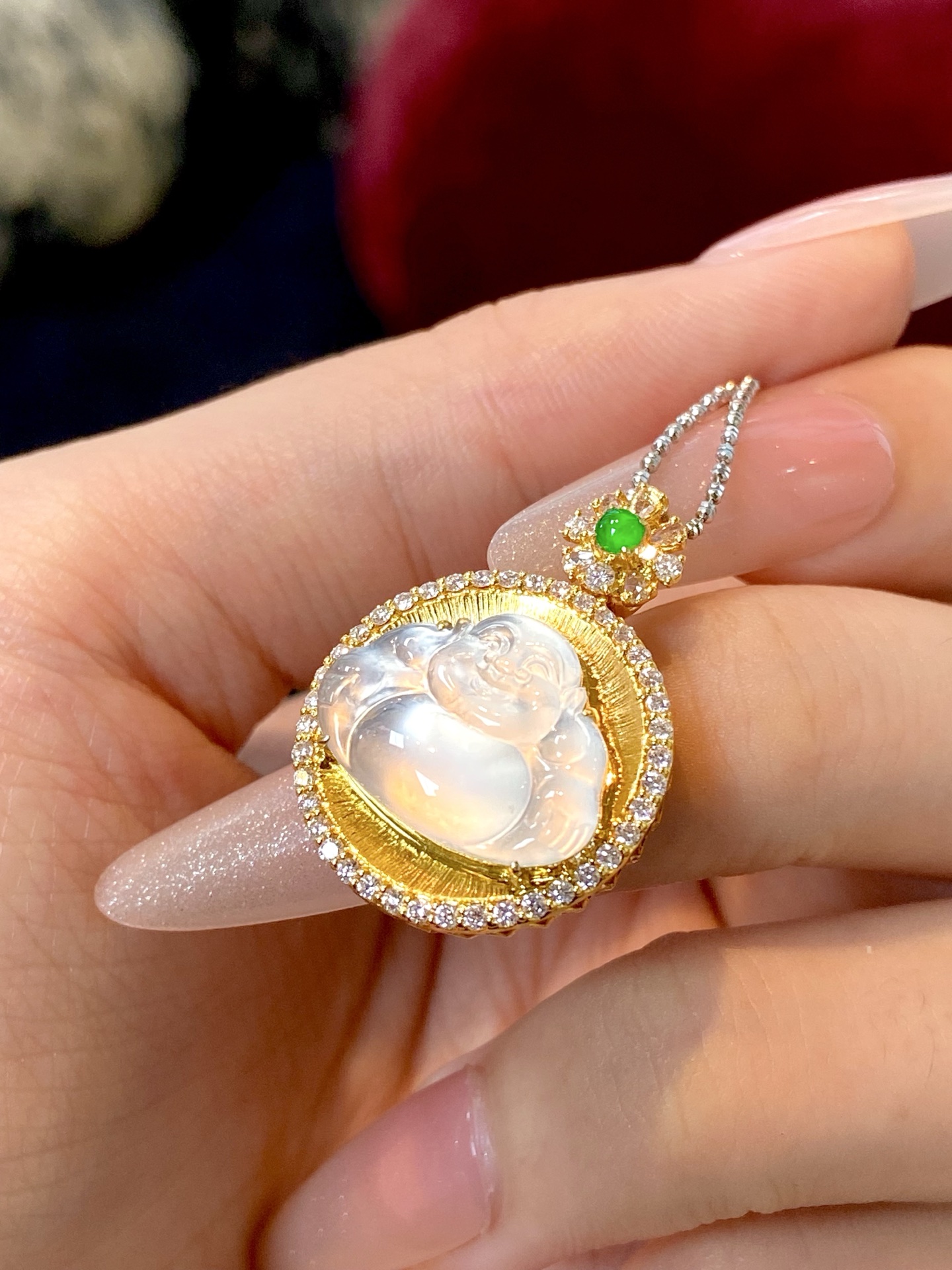 ️高冰种佛公吊坠，晶莹剔透的美，圆鼓鼓的肚子 福气满满，手工拉丝盘更突出质感，和佛公慈爱大度的气质契合：26.9-19.8-8.8，裸石：16.8-12.6-3.6mm，无裂。