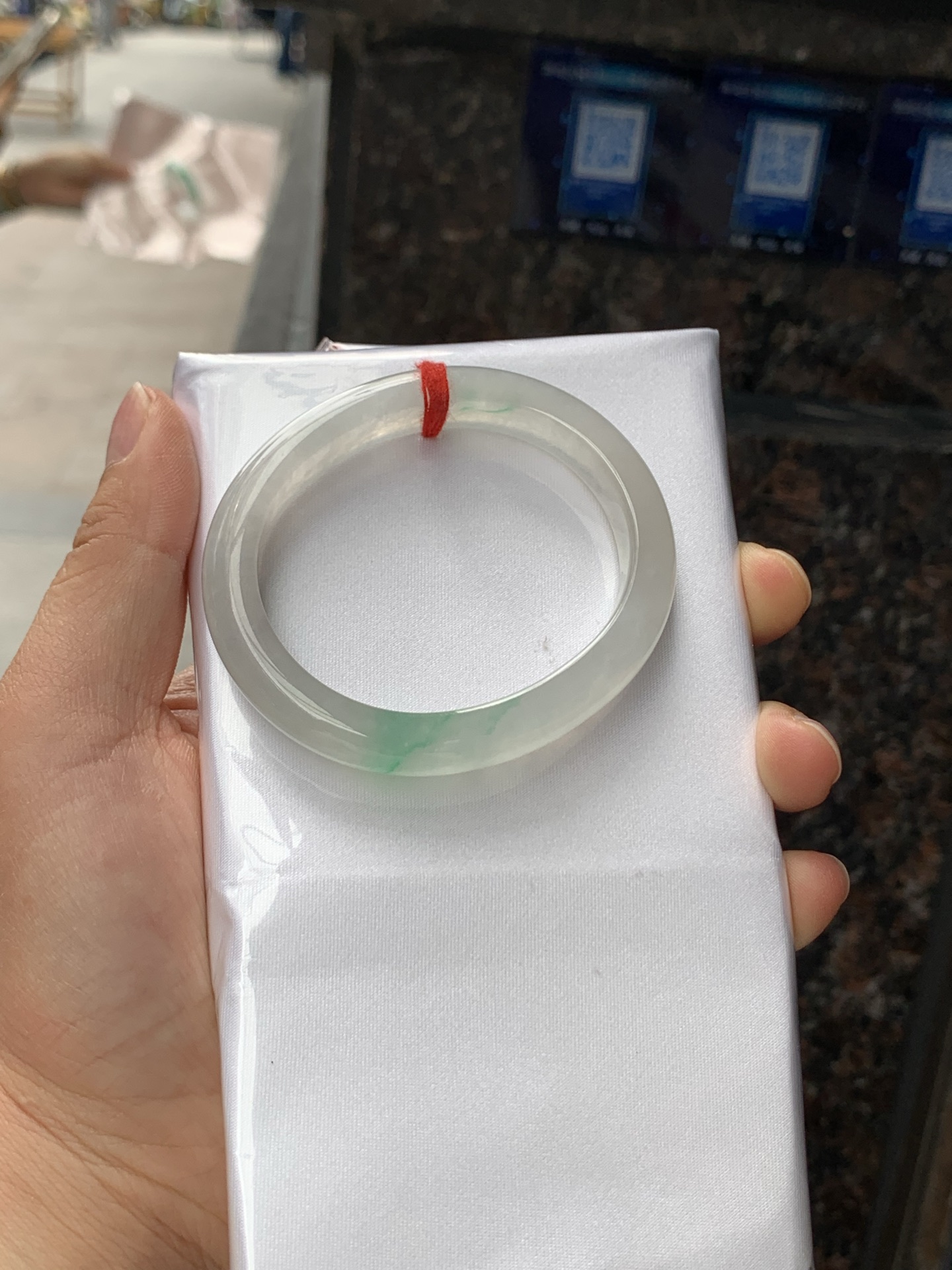 冰飘绿贵妃51.3-43-8.8-7.60422-H732打灯棉线+纹裂，不扣，底妆冰润，一丝阳绿花点缀，简约却充满灵气，清新如芽，宛若自然的画卷凝结于腕间，静中带动，韵味悠长。