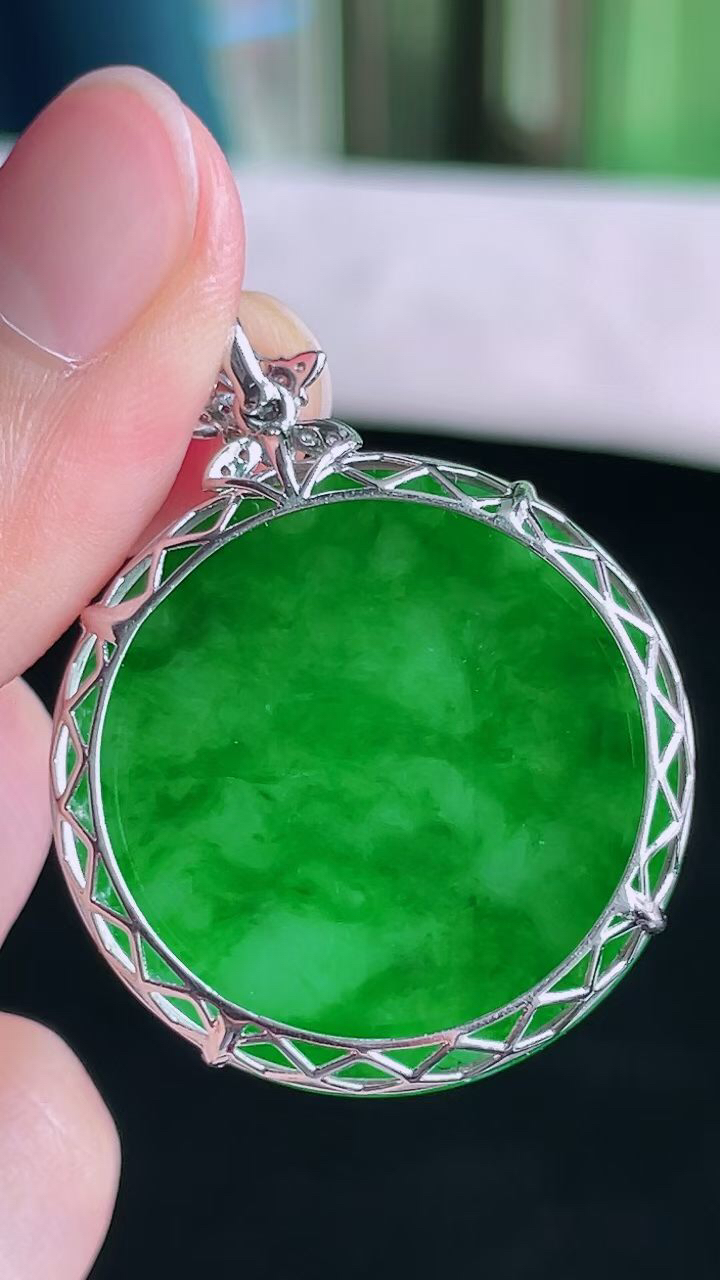 【翡翠名称】18K金镶钻冰辣阳绿圆牌吊坠
【翡翠尺寸】含金37.3/29.8/5.6mm
【翡翠描述】宝贝种老水足，玉质细腻，色泽靓丽，性价比高，佩戴效果好！
【其它赠送】权威证书/精美挂绳盒子/支持全国复检