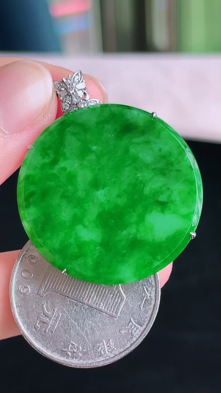 【翡翠名称】18K金镶钻冰辣阳绿圆牌吊坠
【翡翠尺寸】含金37.3/29.8/5.6mm
【翡翠描述】宝贝种老水足，玉质细腻，色泽靓丽，性价比高，佩戴效果好！
【其它赠送】权威证书/精美挂绳盒子/支持全国复检