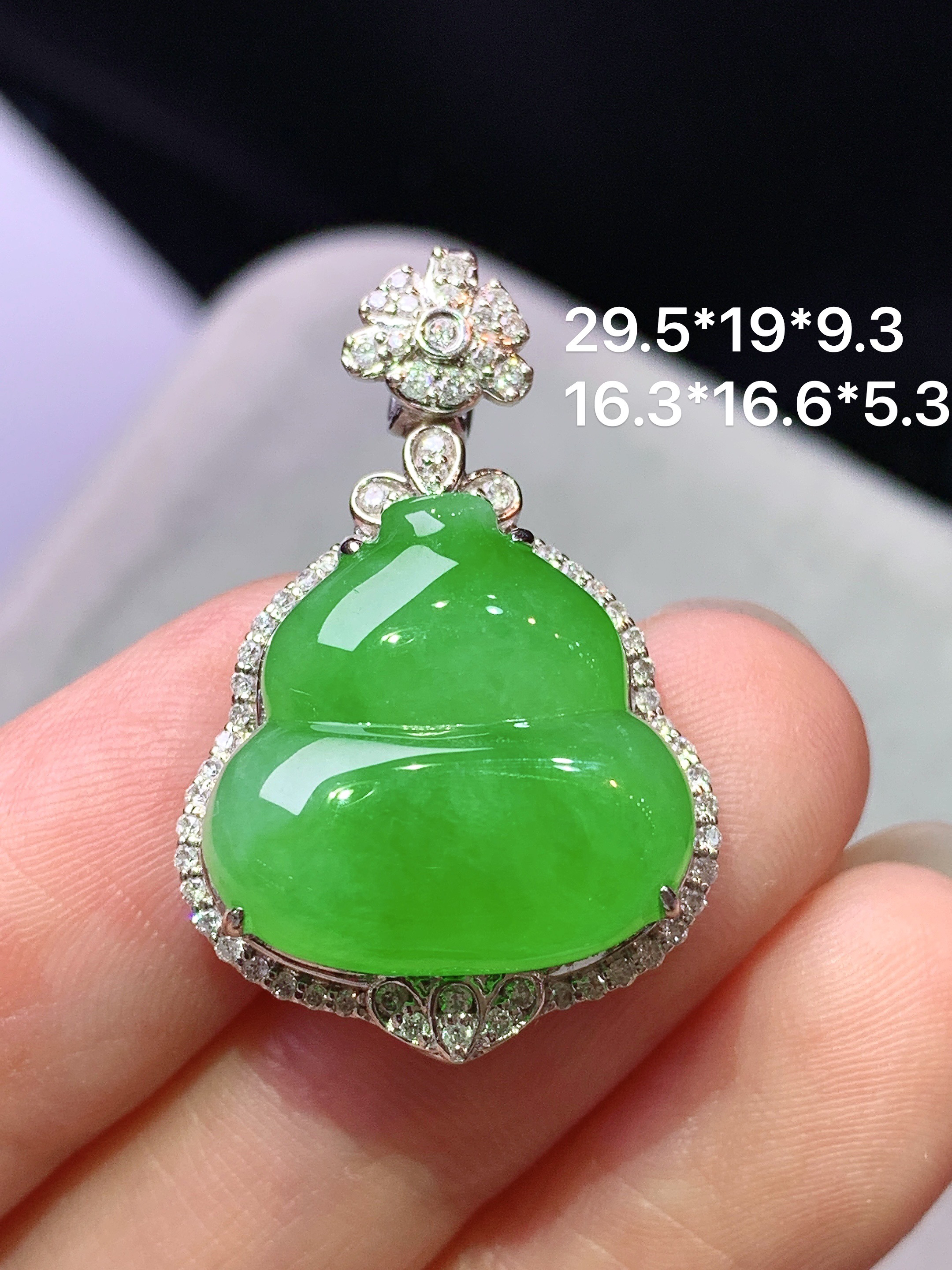 18k金钻镶嵌阳绿葫芦吊坠 玉质细腻 色泽艳丽清新 水润亮眼 整体尺寸29.5*19*9.3f1