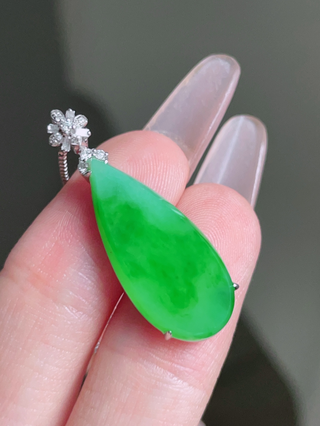 ️ 冰种阳绿水滴，色泽鲜艳 种老水润 18k金镶嵌 30.7，裸石 23.2/10.7/3.8