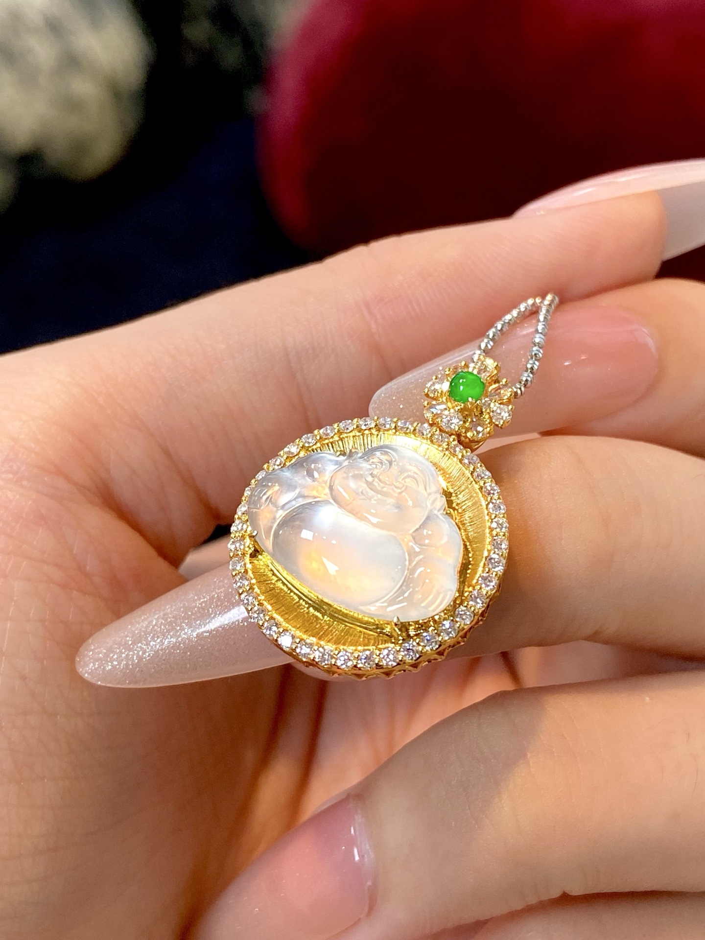 ️高冰种佛公吊坠，晶莹剔透的美，圆鼓鼓的肚子 福气满满，手工拉丝盘更突出质感，和佛公慈爱大度的气质契合：26.9-19.8-8.8，裸石：16.8-12.6-3.6mm，无裂。