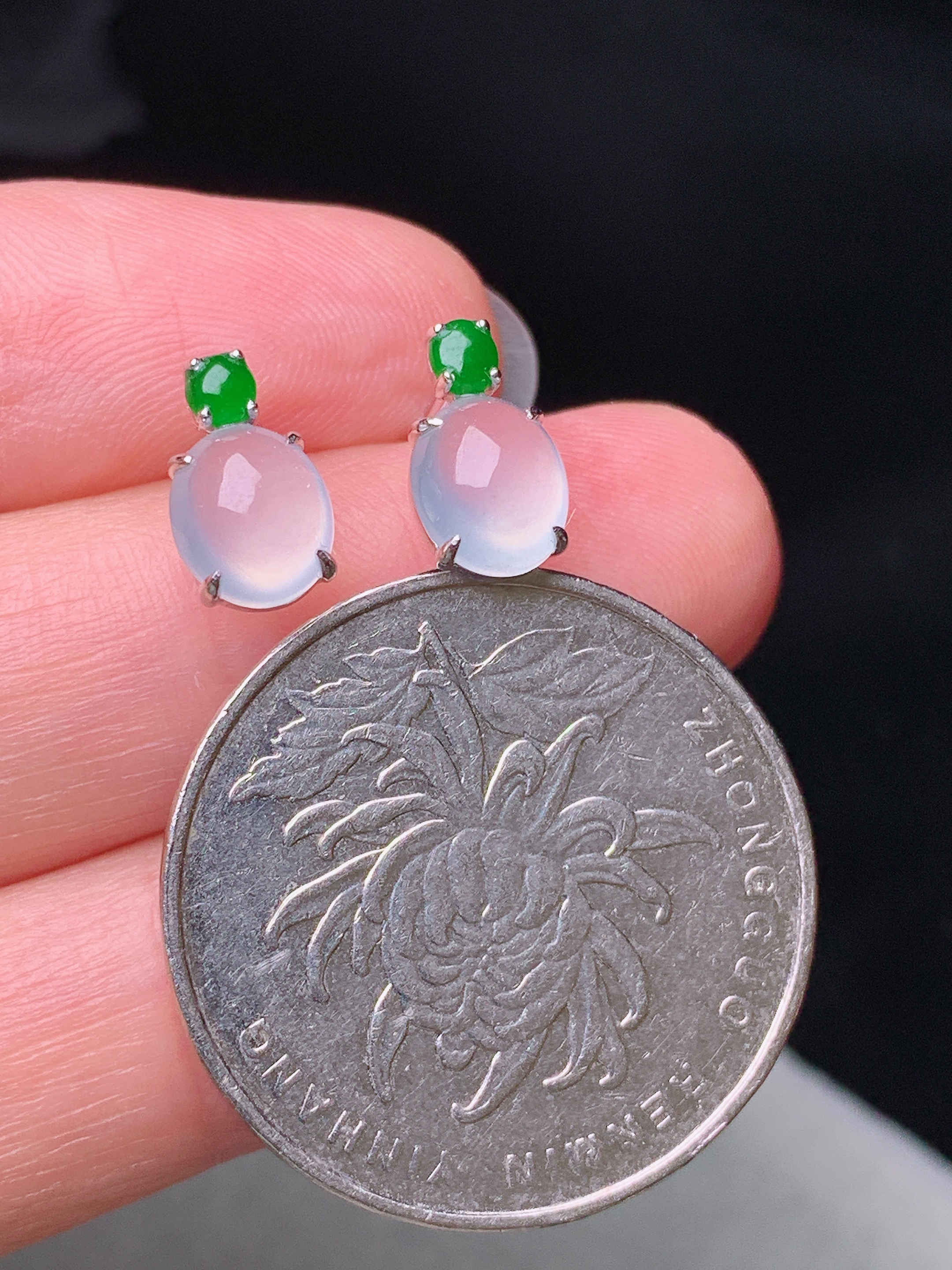 18k金镶嵌冰种蛋面耳钉 玉质细腻 色泽艳丽清新 水润亮眼 整体尺寸10.2*6*3.8b2