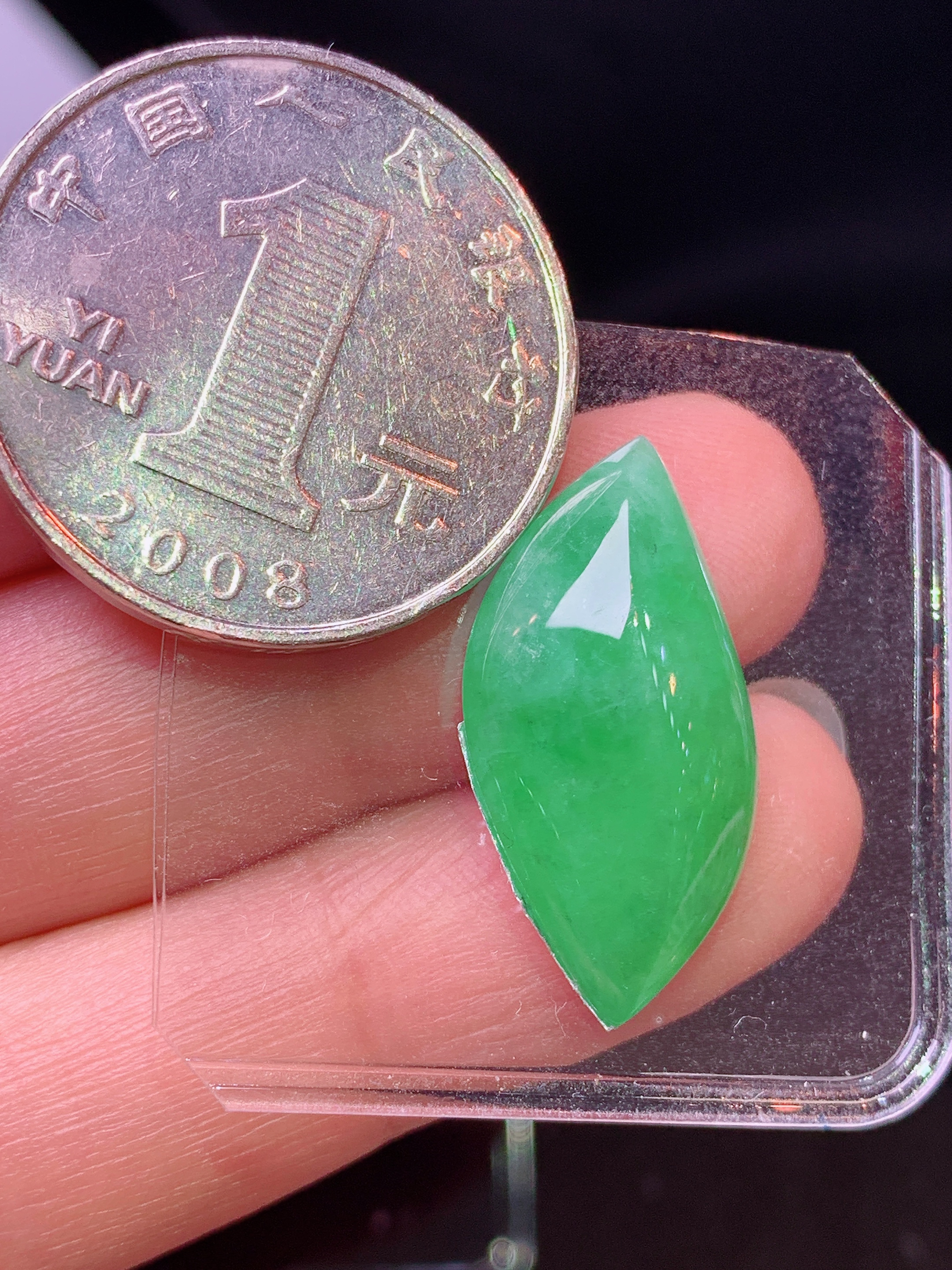 镶嵌款 满绿随形吊坠 玉质细腻 色泽艳丽清新 水润亮眼 整体尺寸24*12.2*6.5L2