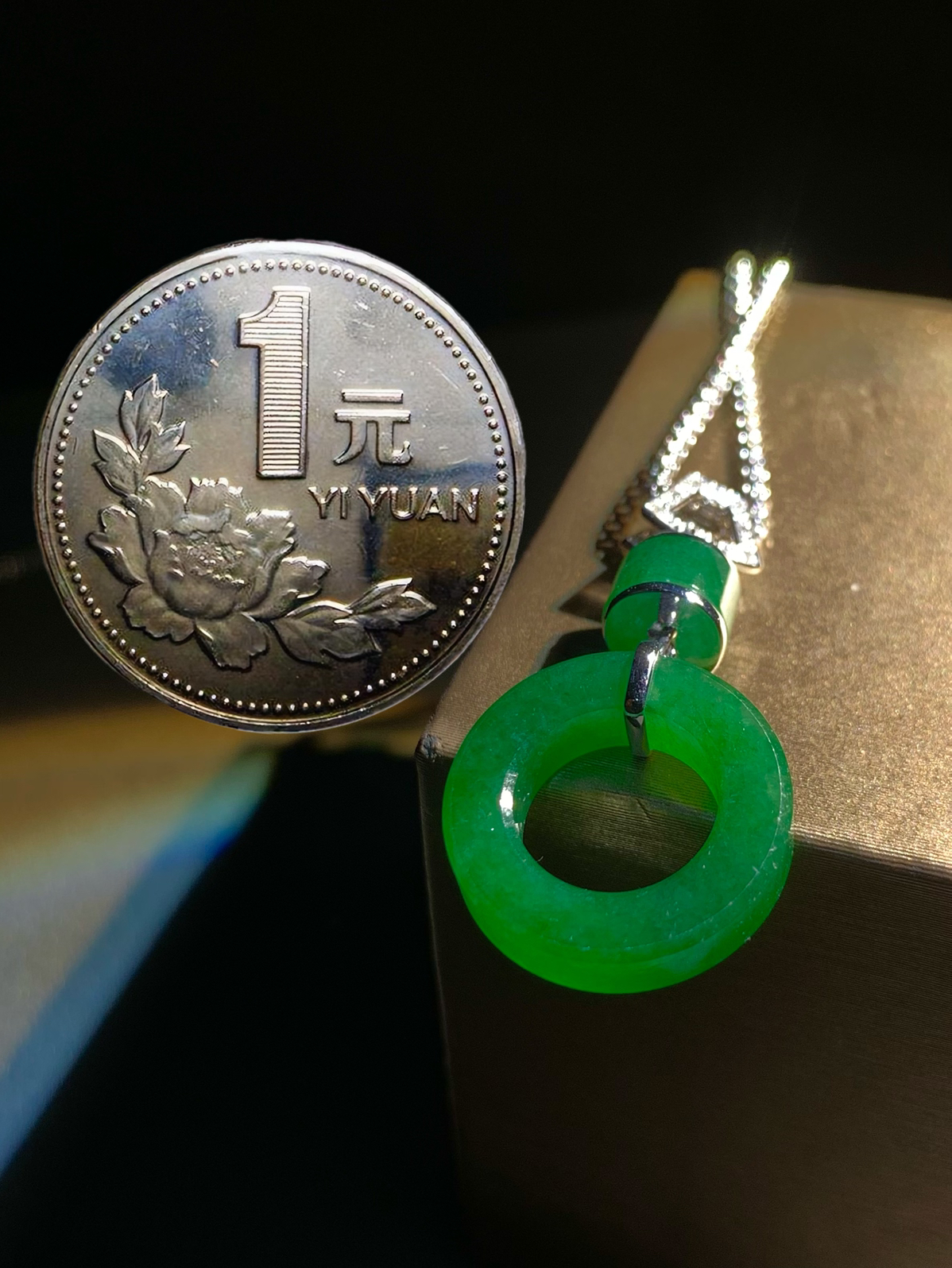 绿扣子平安扣，32.5-16.8-4.2mm，
4.13g，18K金，南非钻，不配链子