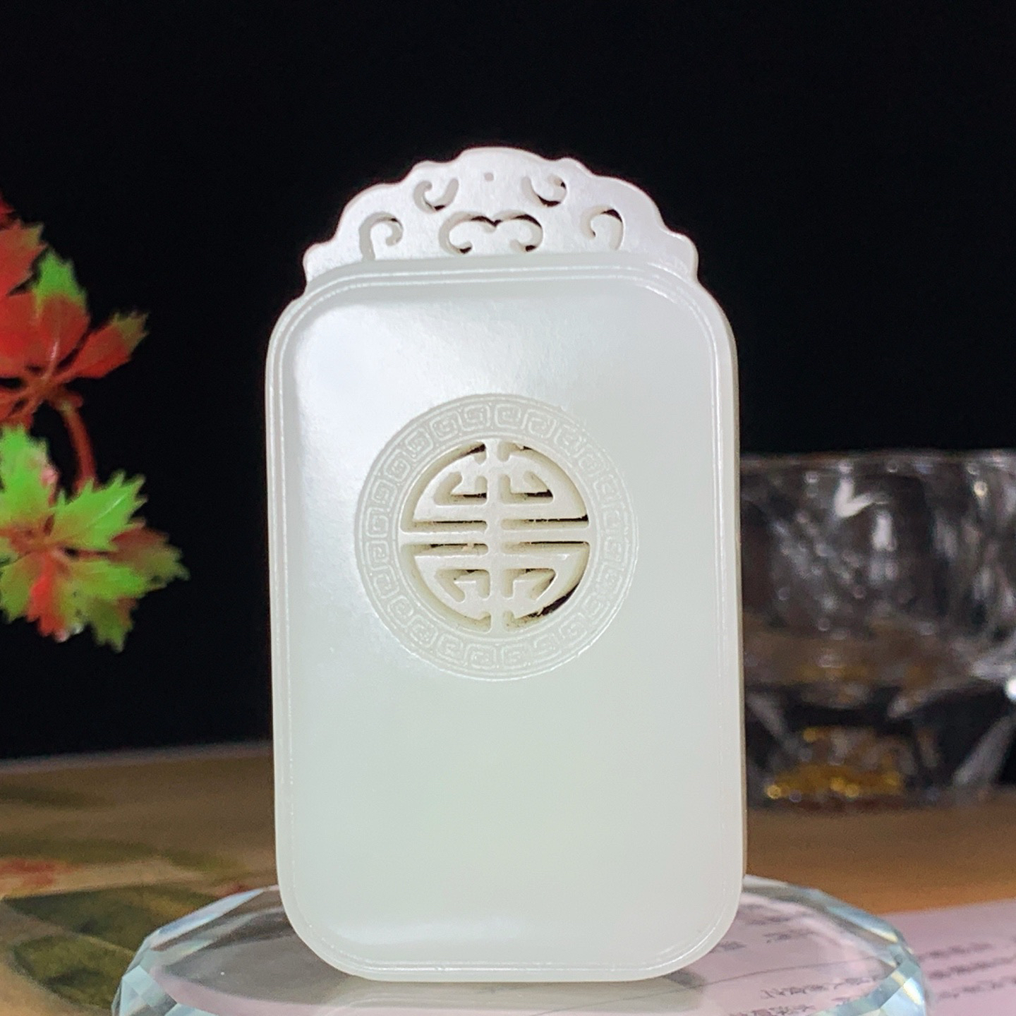 新疆和田玉白玉平安无事牌挂件。尺寸65/36/11重62克 玉质细腻油润 底色纯净 脂粉好，品质好。