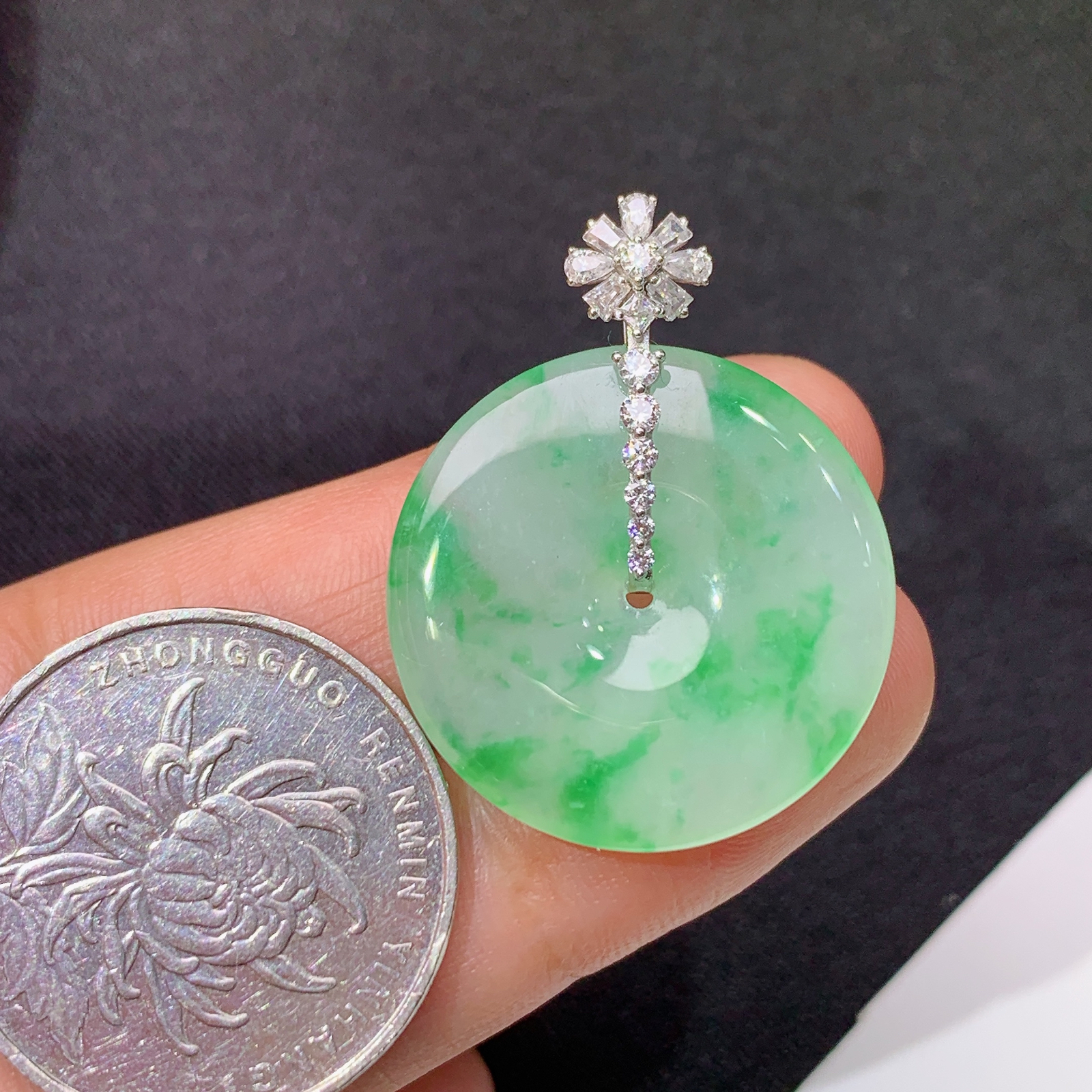 冰飘绿平安扣吊坠，18k金镶嵌，冰润细腻，色艳，种水足，Sk 尺寸31.3*24.1*3.8
