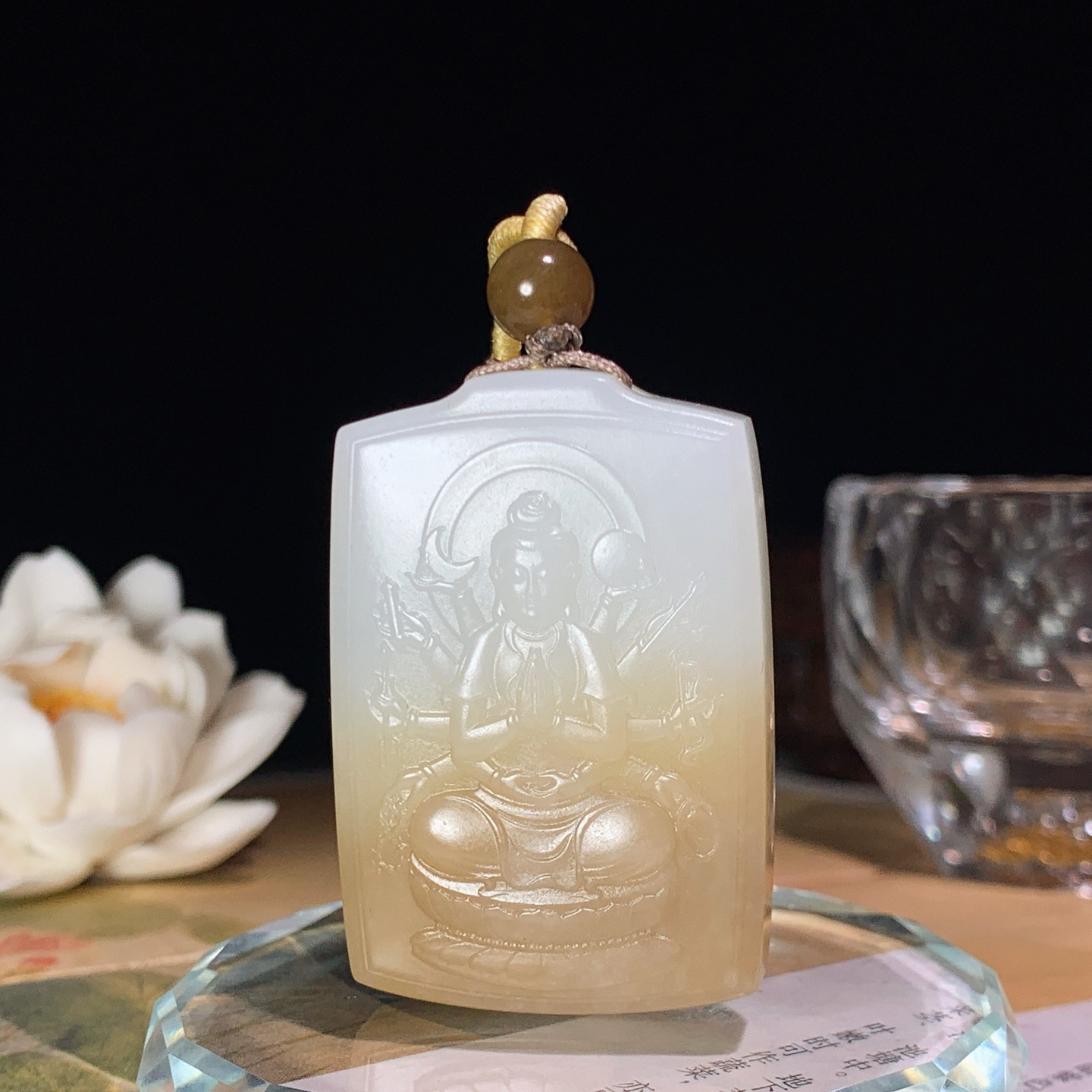 新疆和田玉且末糖千手观音挂件 尺寸47/32/12重47克！玉质细腻油润 底色纯净 脂粉好，品质好。