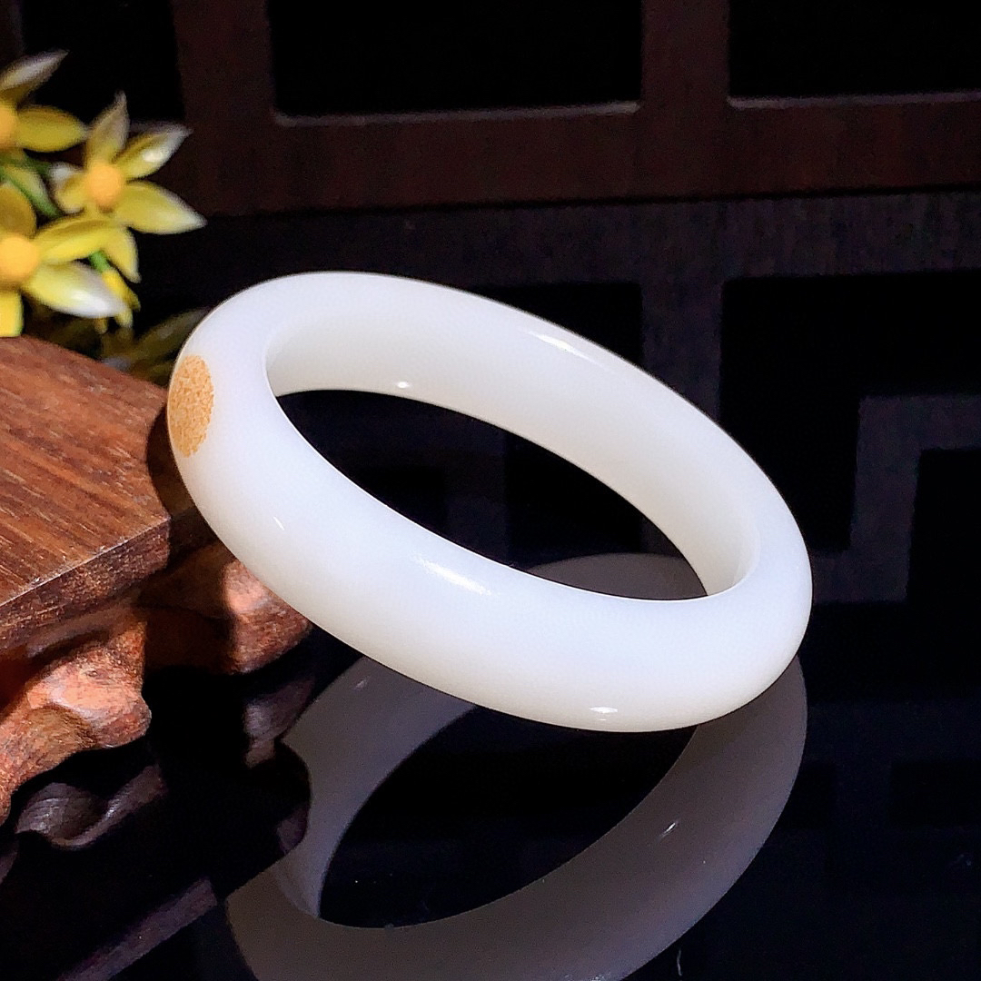 和田玉53.7圈羊脂白宽条手镯！枣红皮手镯，圈口53.4宽14.1重55.8克，玉质细腻油润 底色纯