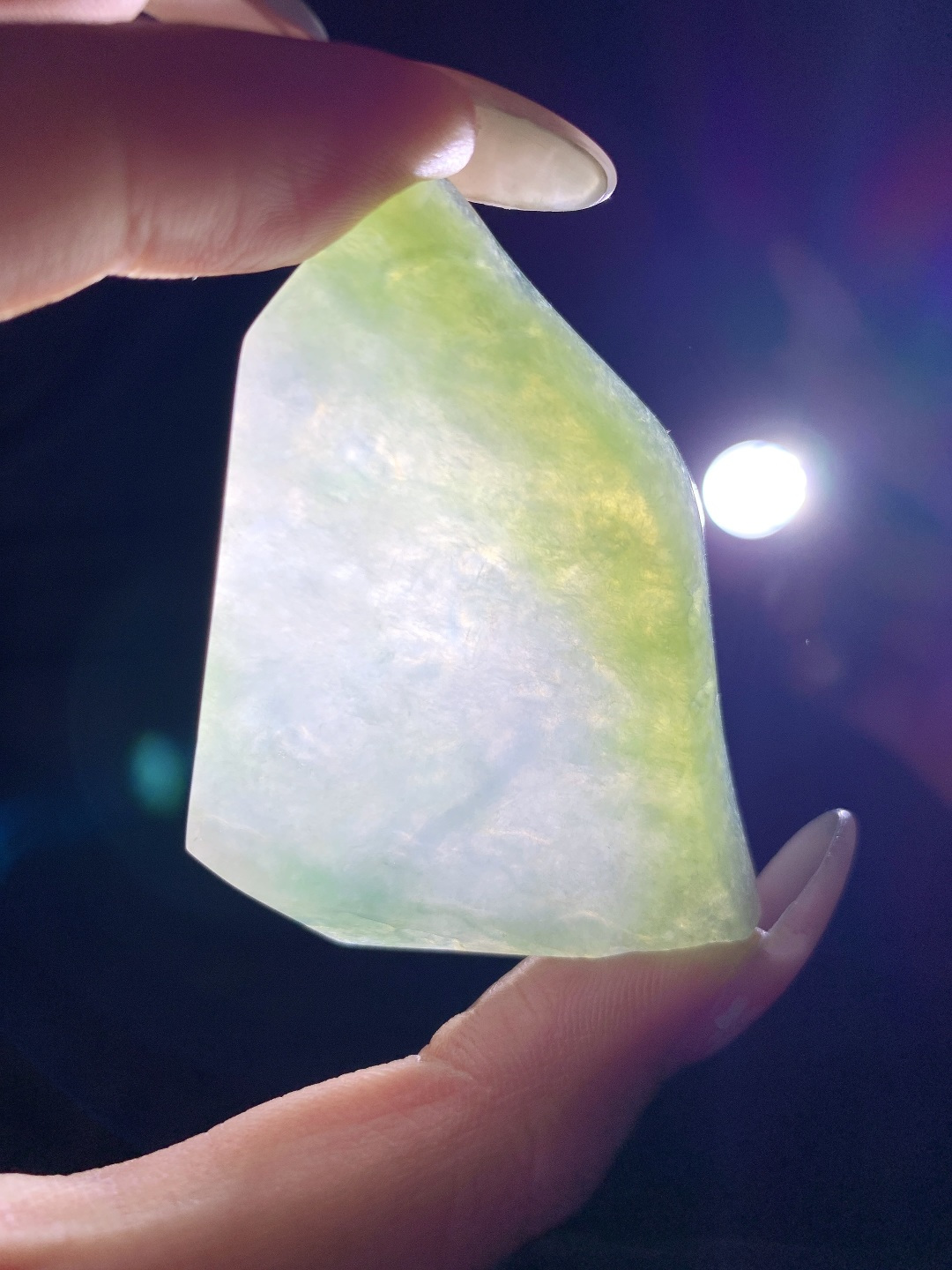 冰晴绿/冰飘花/牌子料/片料/板料/特色料，可做牌子、人物、山水、动物、花件……等推荐参考，61.5-44.9-7.4，43克，山衔浅黛凝清露，玉染轻烟蕴翠痕，这块冰润晴底带彩翡翠料子，底色温润通透如月光铺洒，边角晕染暖柔浅黄，一抹飘花翠色灵秀点缀其间，玉质细腻莹亮、水头充盈饱满，稍加匠心俏色精雕，便可化作山水意境牌、平安无事牌、悟道禅意挂件等雅致形制，浅暖翡色寓意温润纳福、和顺长久，点点翠花象征生机盎然、顺遂无忧自带清逸空灵的静谧氛围感，佩戴间衬得气质温润淡然，亦承载着山河安然、岁岁平顺、福运绵长的美好祈愿。