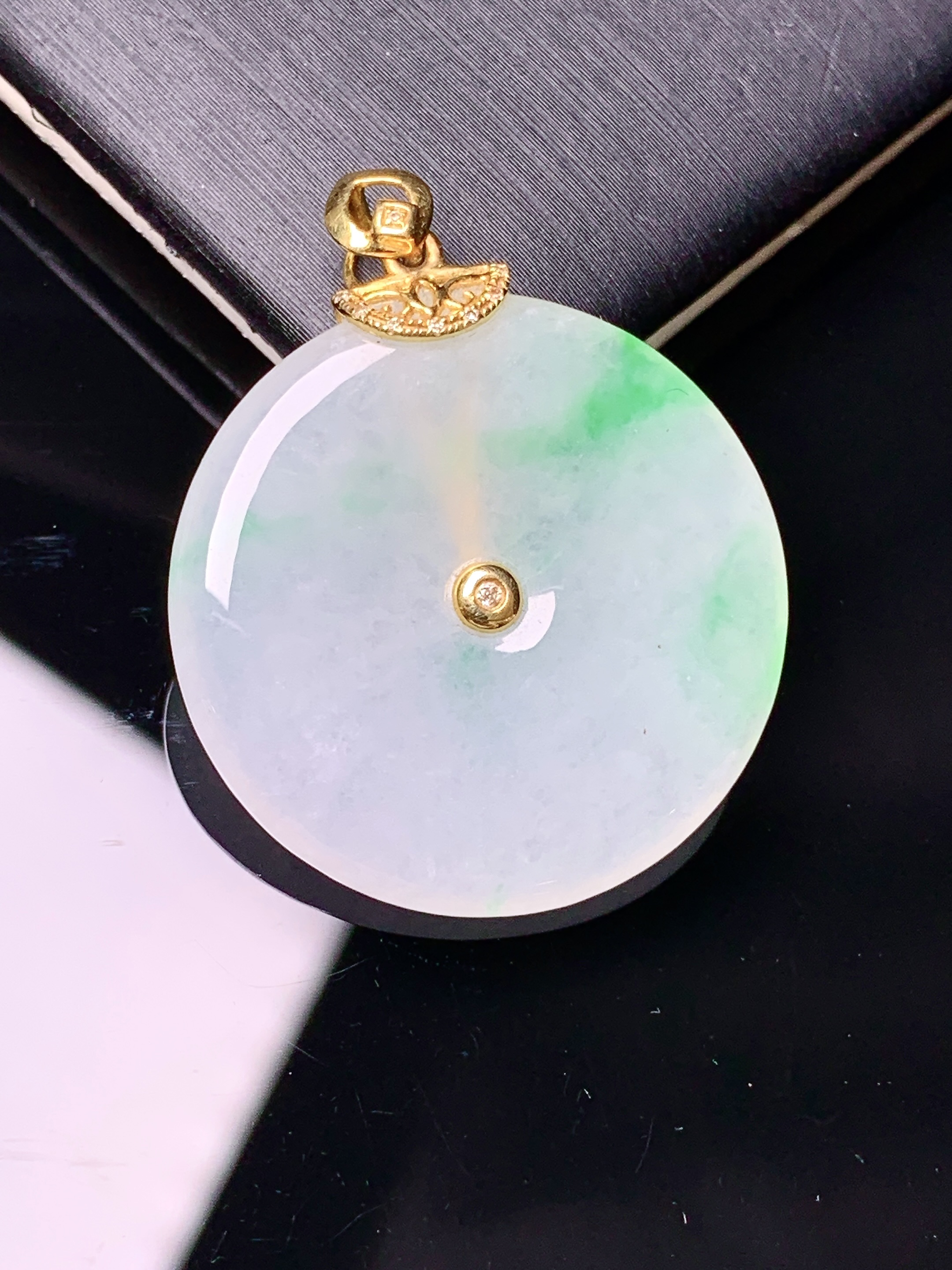 18k金镶嵌飘绿平安扣吊坠 玉质细腻 色泽艳丽清新 水润亮眼 整体尺寸31.6*25.2*4L4