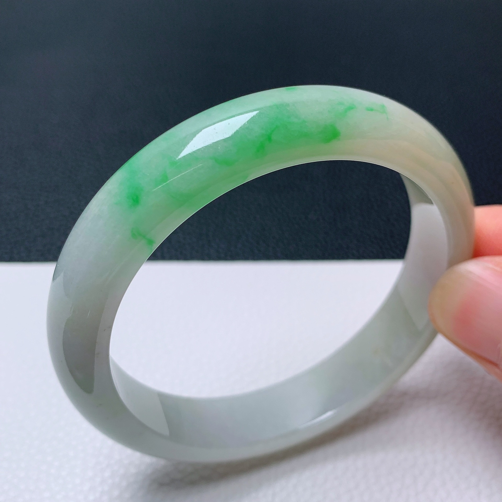 天然翡翠圈口58-59老坑黄加绿手镯 玉质细腻 种水好 尺寸：58.9-12.9-8mm  M88