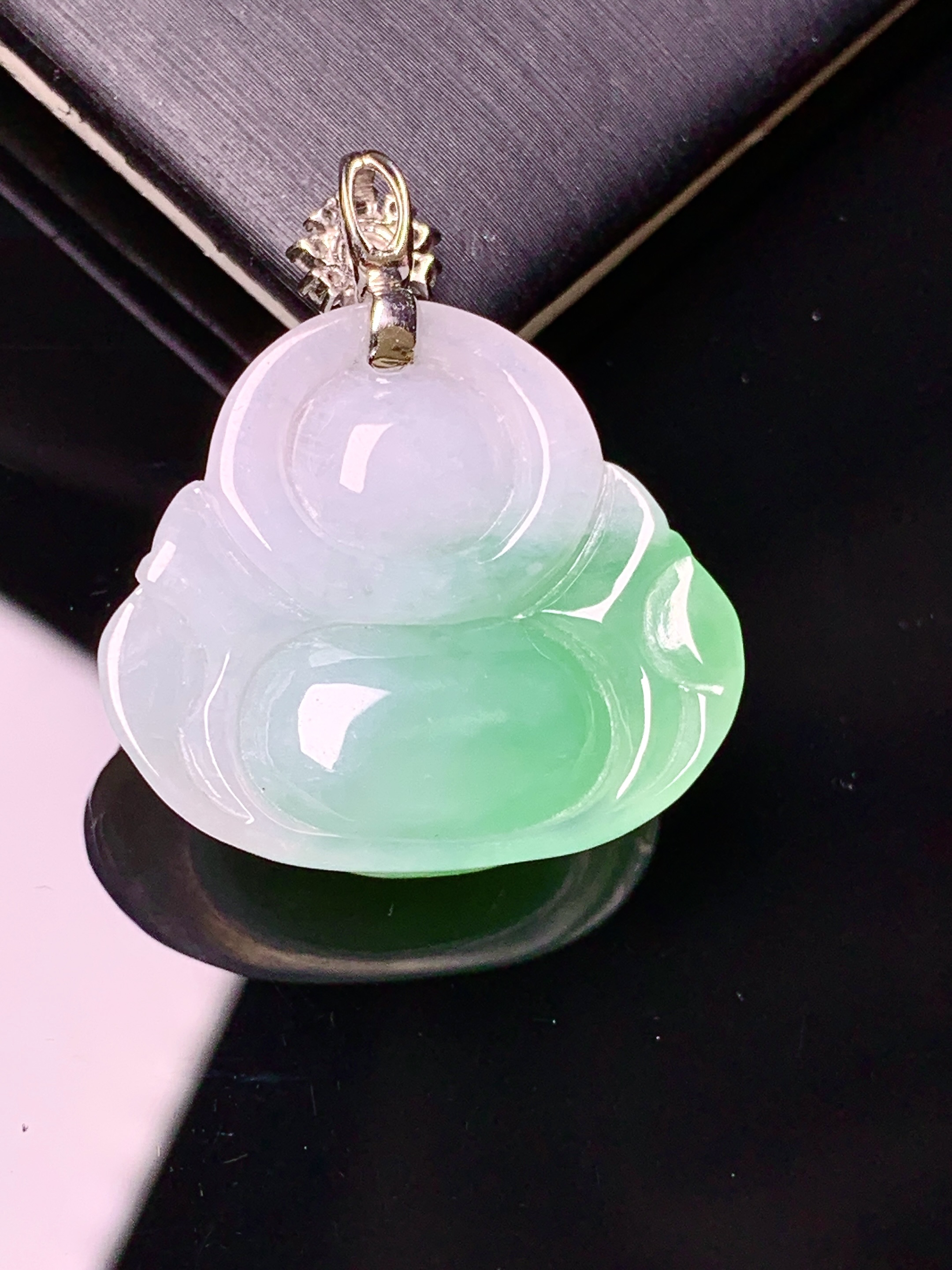 18k金钻镶嵌飘绿佛公吊坠 玉质细腻 色泽艳丽清新 水润亮眼 整体尺寸29*25*8L4