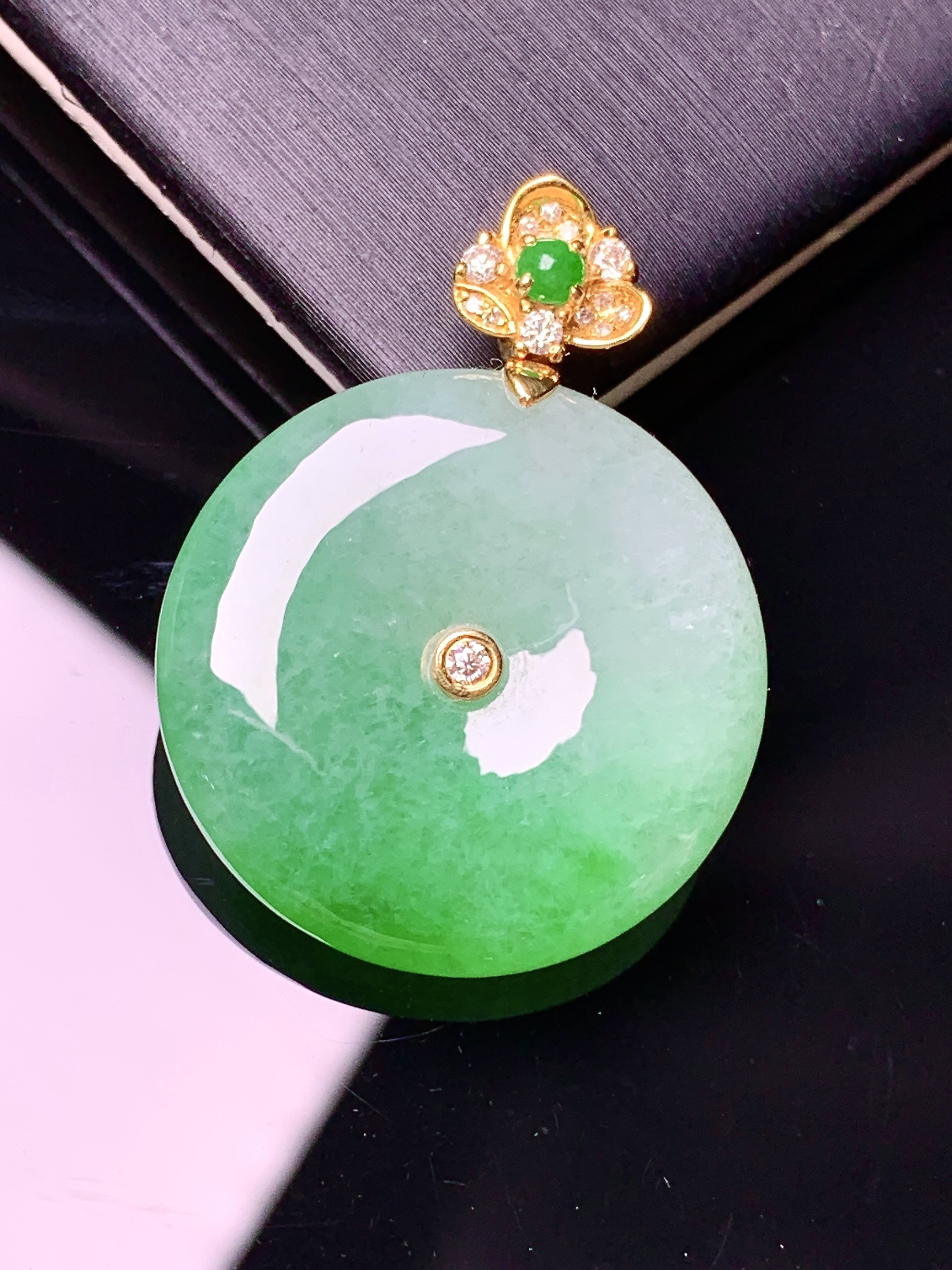 18k金钻镶嵌飘阳绿平安扣吊坠 玉质细腻 色泽艳丽清新 水润亮眼 整体尺寸31.8*23.8*6L4