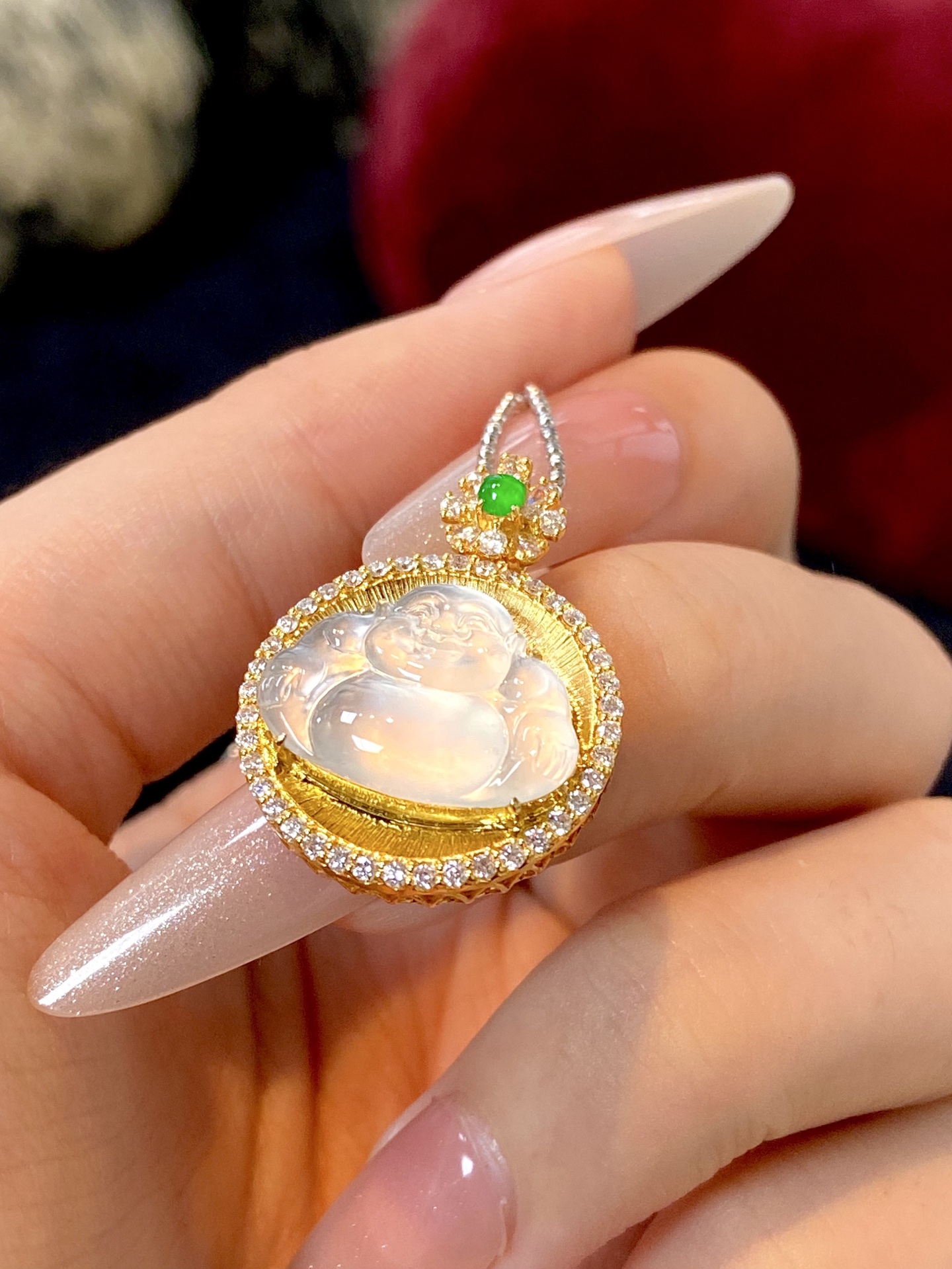 ️高冰种佛公吊坠，晶莹剔透的美，圆鼓鼓的肚子 福气满满，手工拉丝盘更突出质感，和佛公慈爱大度的气质契合：26.9-19.8-8.8，裸石：16.8-12.6-3.6mm，无裂。